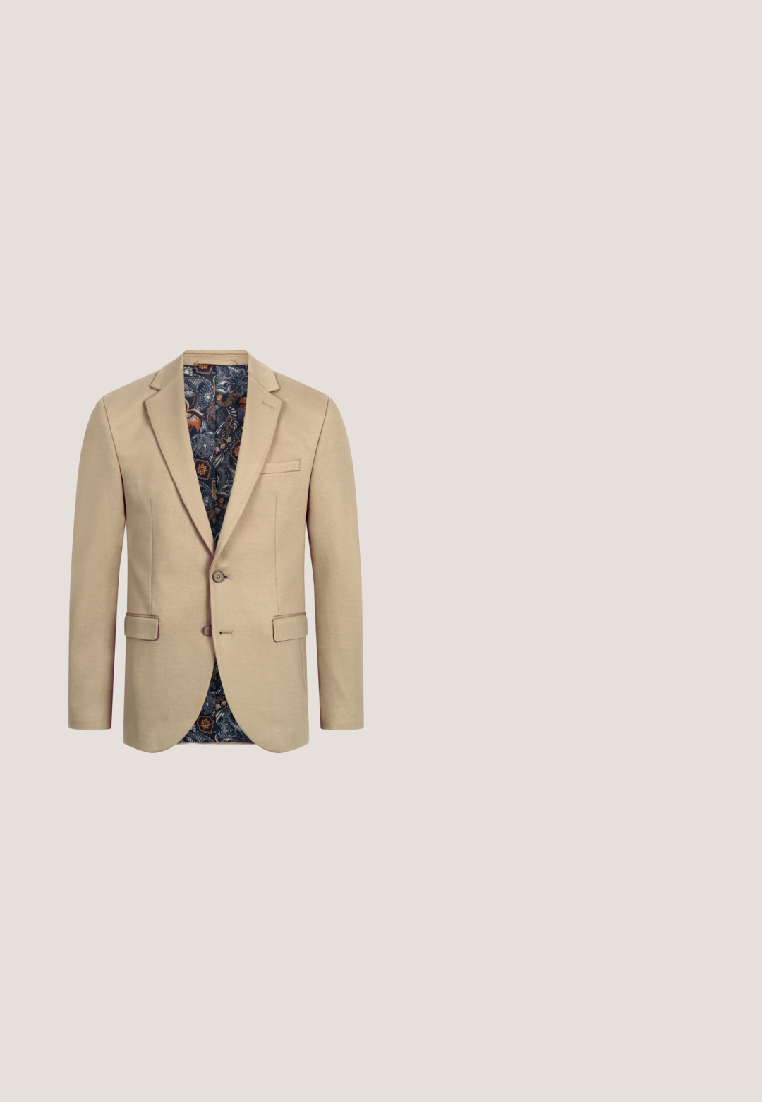 Beige herreblazer med to knapper, klaplommer og paisley-mønstret navyfor med orange og hvide blomsterdesigns.; Grå turtleneck sweater lavet af et blødt strikket stof. Har lange ærmer og en tætsiddende design med ribbede manchetter og kant. Enkel, glat tekstur.; Grå skræddersyede bukser lavet af fint stof. Har lige ben, en glat tekstur og et subtilt vævemønster. Synlige forlommer.; Sort læder loafer med rund tå, diskret syning, og lav hæl, der har en glat tekstur og minimalistisk design.; Sort rektangulært lædermappe med dobbelte håndtag, lynlåslomme foran og aftagelig skulderrem mod en ensartet lys baggrund.; Sort læderbælte med en sølvfarvet rektangulær spænde og flere justeringshuller, rullet sammen på en hvid baggrund.