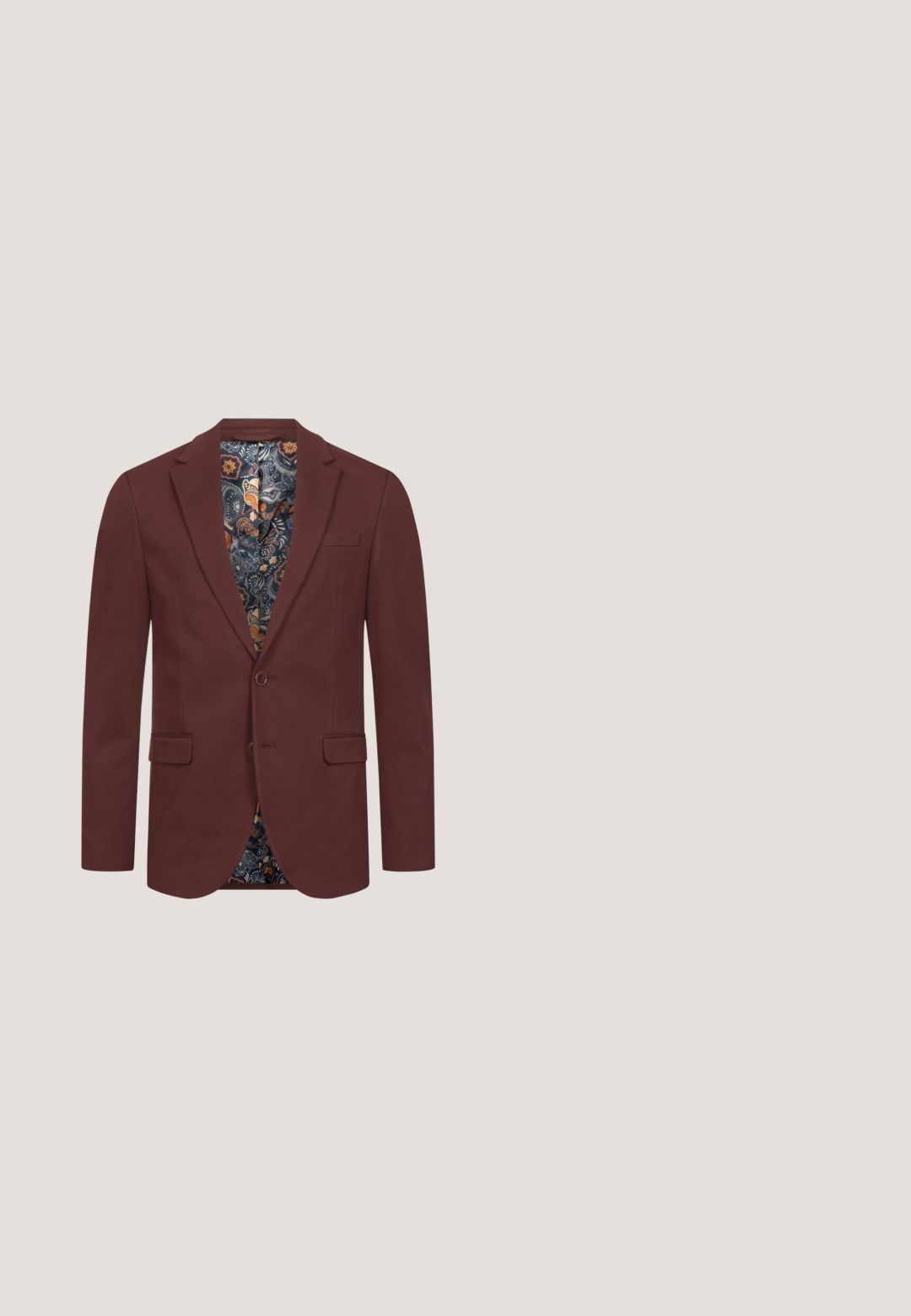 Bordeauxfarbener Blazer mit Reverskragen, zwei Knöpfen und Seitentaschen. Gefüttert mit einem gemusterten Stoff, der florale und Paisleymuster zeigt.; Herrliches langärmliges Hemd mit Knopfleiste, schmalen vertikalen roten und weißen Streifen und spitzem Kragen auf einfarbigem Hintergrund.; Braune maßgeschneiderte Hose mit flachem Frontdesign, Gürtelschlaufen und einem einzigen Knopfverschluss. Hergestellt aus einem glatten Stoff mit geradem Bein.; Brauner Herrenschuh aus Leder mit Kappzehe, geschlossener Schnürung und niedrigem gestapeltem Absatz, im Profil auf weißem Hintergrund dargestellt.; Braun gestreifte Krawatte mit dünnen diagonalen weißen Streifen, aus glattem Stoff gefertigt, mit einer spitzen Endform und einheitlicher Breite über die gesamte Länge.; Bordeaux farbener Leder-Gürtel mit einer silbernen rechteckigen Schnalle, die gestickte Kanten und eine glatte Textur aufweist, entworfen für Haltbarkeit und Stil.