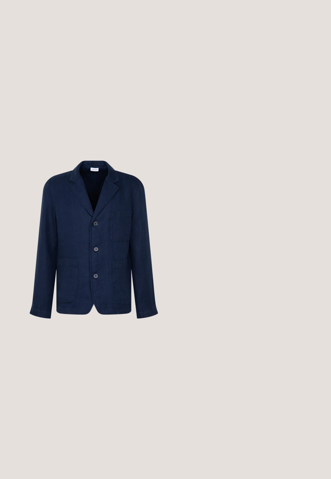 Veste blazer bleu marine à simple boutonnage avec des revers crantés, trois boutons et trois poches plaquées devant.; Chemise habillée bleue à manches longues pour homme, avec fermeture boutonnée sur le devant, col pointu, poche poitrine et motif texturé subtil.; Pantalon bleu clair à coupe fluide avec une taille élastique, deux poches latérales et des jambes droites. Fabriqué en tissu doux avec une texture lisse.; Mocassin pour homme en daim bleu marine avec détail de bride à penny et semelle en bois marron, présenté de côté sur un fond gris clair uni.; Cravate bleue avec un motif répétitif de petits vélos noirs répartis uniformément sur toute sa longueur sur un fond blanc.; Ceinture en daim bleu marine roulée avec une boucle rectangulaire argentée sur un fond clair uni.