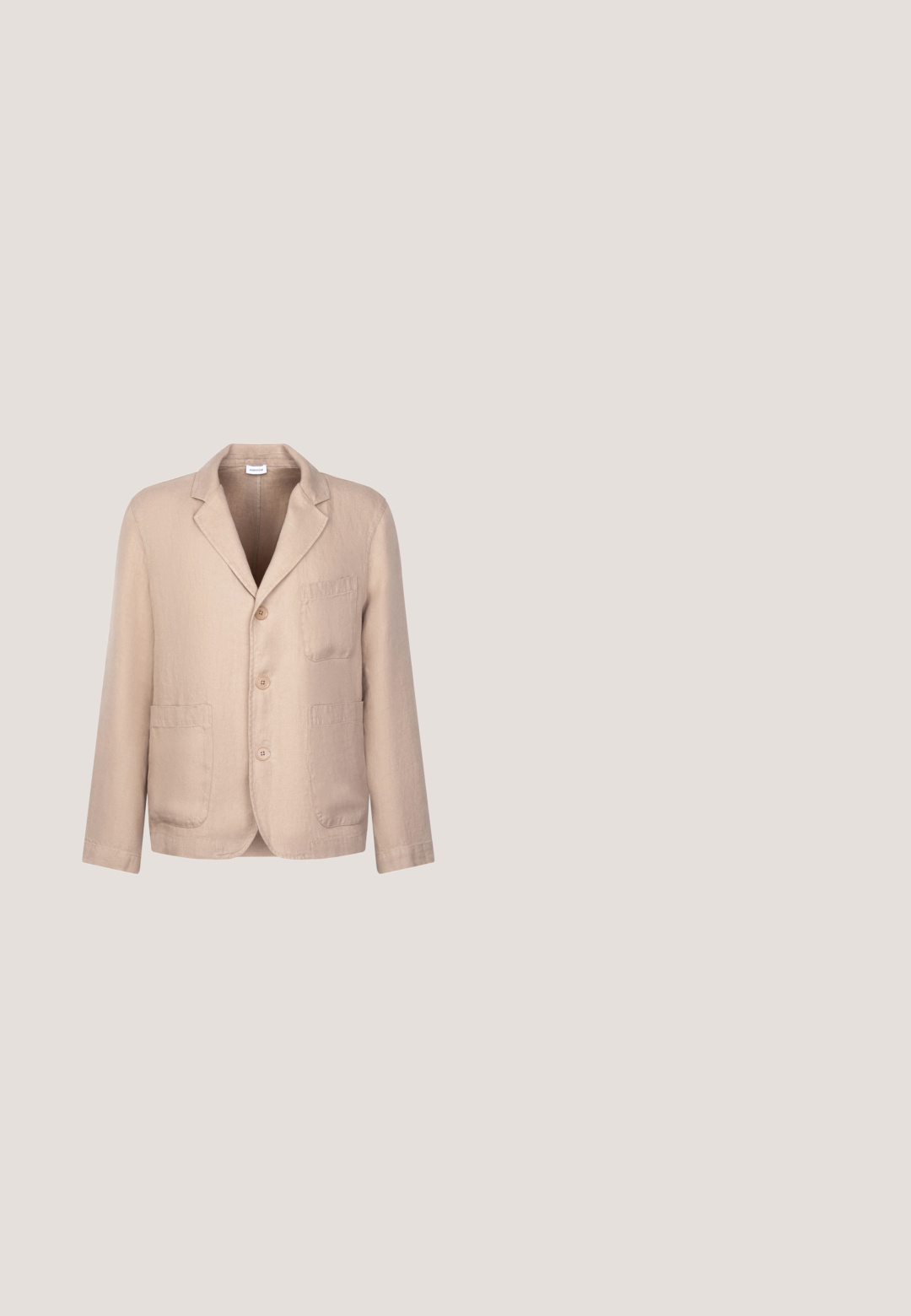Beiger, einreihiger Blazer mit drei Knöpfen, mit Kerbkragen, einer Brusttasche und zwei aufgesetzten Taschen vorne, aus leichtem Stoff gefertigt.; Kurzarmhemd aus schwarzem Stoff mit floralem Muster, weißen Blumen und grauen Blättern, mit Knopfleiste und klassischem Kragen.; Leinenmischung-Shorts in hellem Beige mit subtilen vertikalen braunen Streifen. Ausgestattet mit einem elastischen Bund mit Kordelzug und umgeschlagenen Säumen.; Beige Canvas-Sneaker mit braunen Lederakzenten, runden Schnürsenkeln, weißer Gummisohle und strukturierter Oberfläche, präsentiert auf einer Holzfläche.; Rechteckige, grün getönte Sonnenbrille mit dünnem goldfarbenem Metallrahmen und schwarzen Bügeln, leicht schräg auf weißem Hintergrund dargestellt.; Geflochtener Gürtel in Creme mit braunem Lederakzent; verfügt über eine silberne Metallschnalle und ein Logopatch am Lederbesatz.