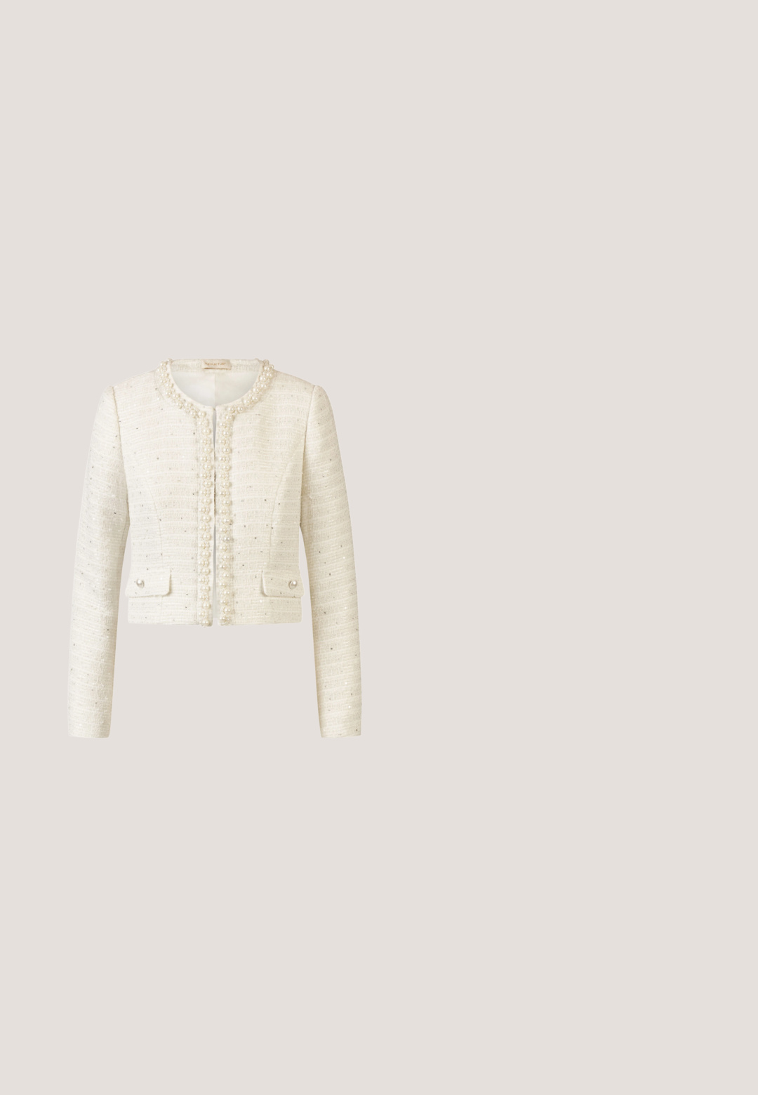 Witte tweed jas met een ronde halslijn, parelaccenten langs de kraag en voorkant, twee voorzakken en lange mouwen.; Lange roze jurk gemaakt van doorschijnende stof, met een doorschijnende lijfje met bloemenborduursels, ballonmouwen en een vloeiende rok.; Steve Madden LUMIERE - Bruidsschoenen - champ; Rechthoekige gouden avondtas met diagonale rijen parels en strass-steentjes, een handvat aan de bovenkant en een gouden kettingriem op een witte achtergrond.; Parelsnoer met gouden hardware. Bestaat uit ronde, witte parels die afwisselend zijn met kleine gouden accenten en een decoratieve sluiting.; Lichtbruin leren riem met een matte textuur, opgerold met een glanzende gouden rechthoekige gesp en twee gouden riemlussen op een effen achtergrond.
