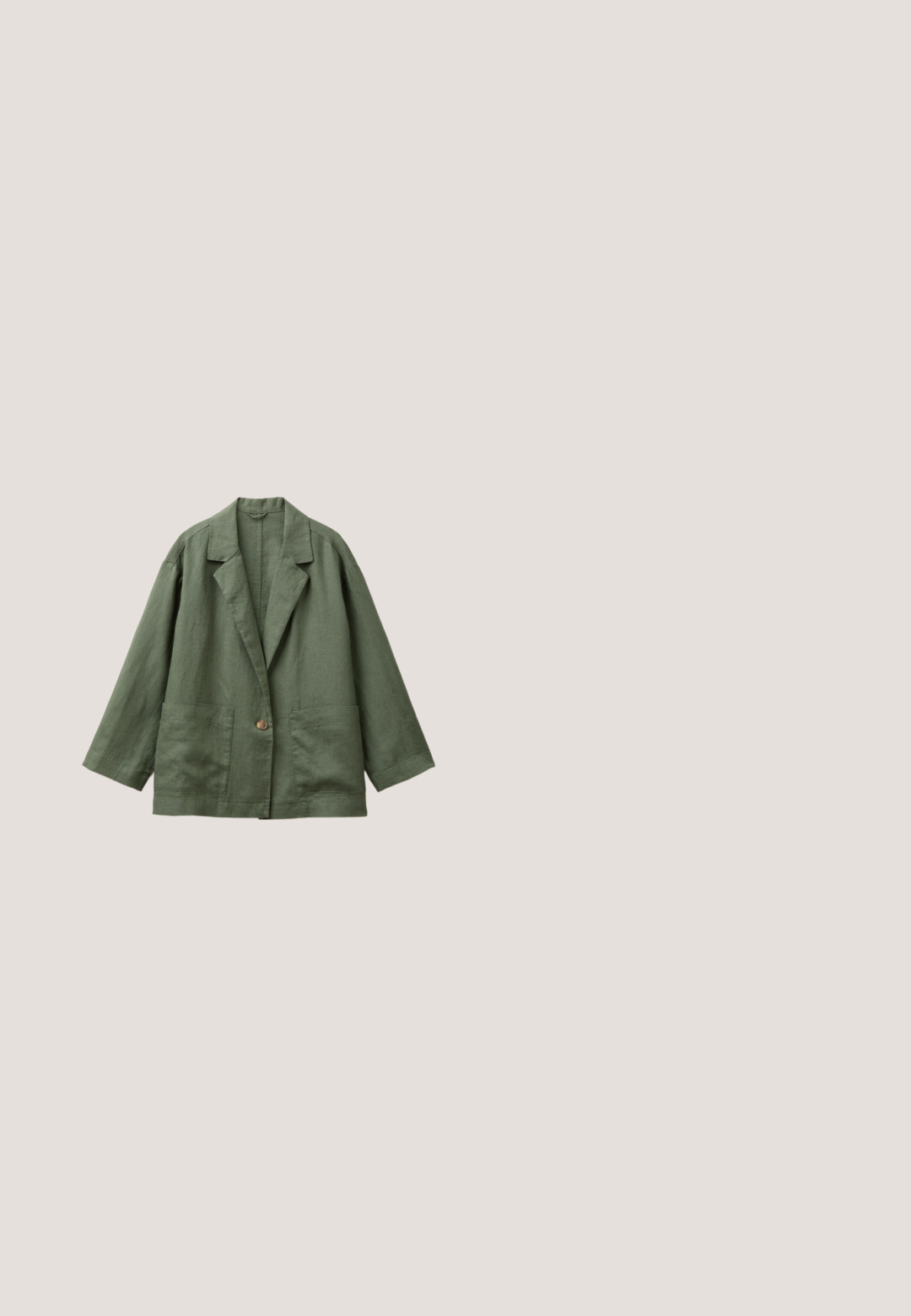 Olivengroene linnen blazer met een enkele knoop, met ingestikte revers en twee voorzakken, plat gelegd op een witte achtergrond.; Olijfgroen stof met een zachte textuur, uitgerust met verzamelde elastiek langs de naad, wat een gerimpeld effect over het oppervlak creëert.; Bruine suède instapsandaal met een kurken voetbed, voorzien van een uitgesneden ontwerp en een gestructureerde zwarte rubbersole. Merkenlogo zichtbaar aan de zijkant.; Ronde zonnebrillen met olijfgroene lenzen, transparante olijfgroene montuur en een gladde textuur. Opvallende details op de tempels, gemarkeerd met UV-bescherming.; Donkergroene canvas tote bag met twee stevige handvatten en een witte bedrukte logo binnen een rechthoekig kader. Eenvoudig, functioneel ontwerp.; Rosefield EMERALD DOTTED BRACELET - Armband - Gold-coloured