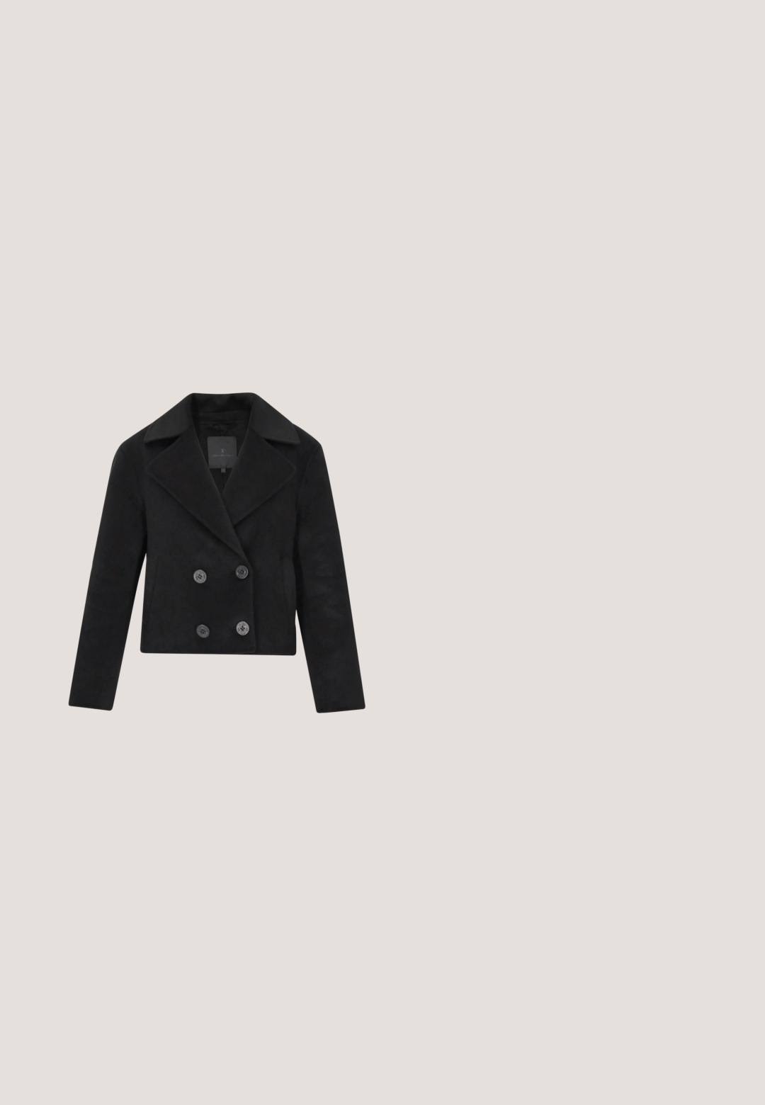 Schwarze, taillierte, doppelt-knöpfte Jacke aus weichem Material, mit Reverskragen und zwei großen Knöpfen. Glatte Textur ohne Muster.; Schwarzer Langarm-Body aus weichem Stoff, mit rundem Ausschnitt und einem strukturierten "Guess Jeans"-Logo auf der Vorderseite.; Schwarze Bootcut-Jeans mit einem strukturierten Schachbrettmuster, ausgestattet mit einem Metallknopfverschluss, zwei seitlichen Taschen und einem geraden Saum.; Schwarzer Slingback-Absatz aus Leder mit spitzer Spitze und verstellbarem Schnallenriemen auf einfarbig grauem Hintergrund.; Schwarze, glänzende Calvin Klein Handtasche mit goldfarbenem Reißverschluss und kurzem Trageriemen vor schlichtem weißem Hintergrund.; Goldfarbener Halsketten- und Armband-Set mit klaren Kristallblumen- und Blattdesigns, beide mit verstellbaren Kettenverschlüssen auf weißem Hintergrund.