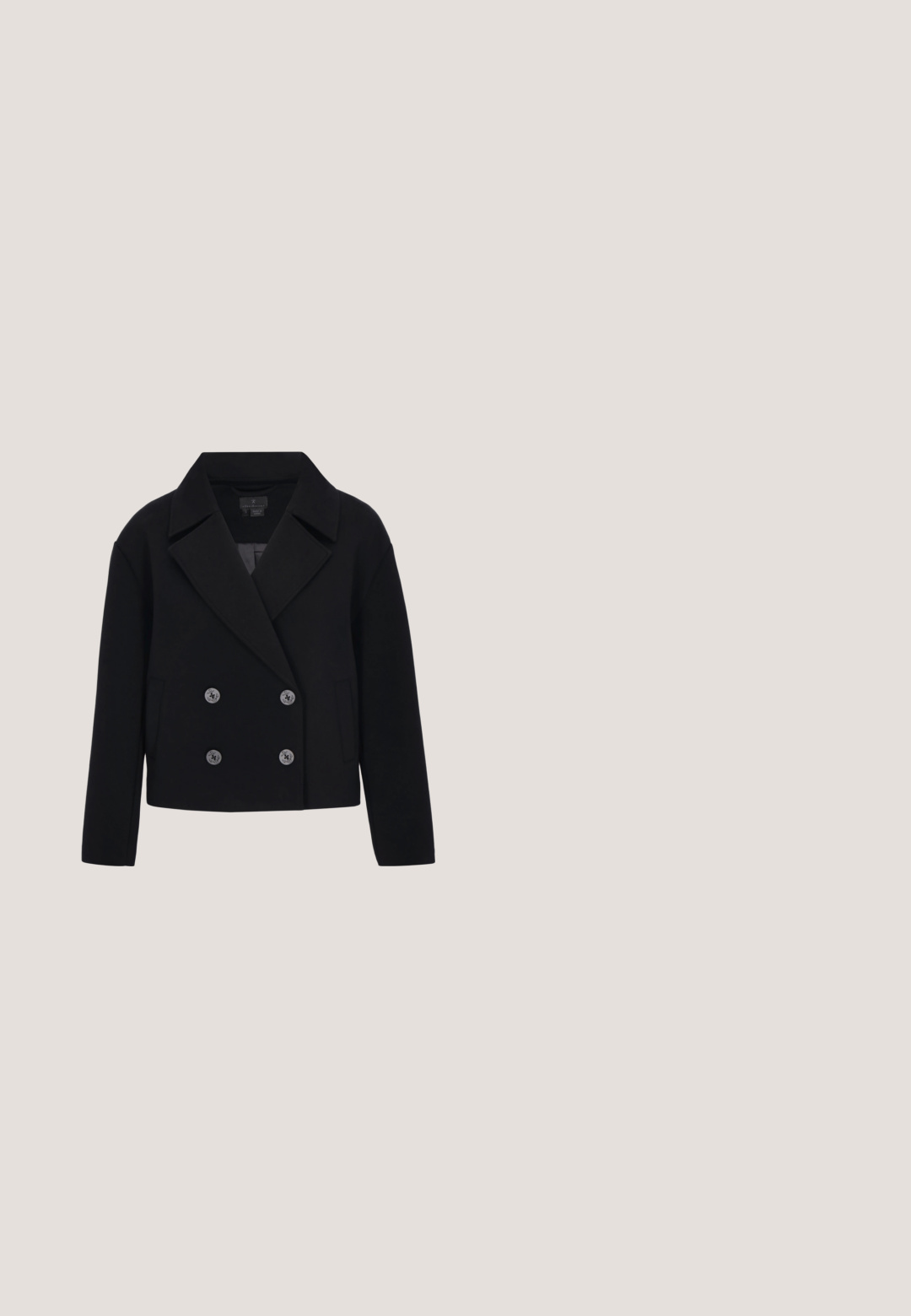Schwarze verkürzte Jacke aus strukturiertem Stoff, mit doppelreihigem Design, großen Knöpfen und weitem Revers sowie zwei Seitentaschen.; Schwarzes und weißes gestreiftes Strick-T-Shirt mit rundem Halsausschnitt und kurzen Ärmeln. Horizontale Streifen wechseln sich gleichmäßig ab und schaffen ein kräftiges Design.; Schwarze, weit geschnittene Hosen mit hoher Taille und zwei vertikalen Reihen mit jeweils drei silbernen Knöpfen an den Vorderseiten.; NA-KD Pumps - black; Schwarze Leder-Schultertasche mit rechteckiger Form, goldfarbenem vertikalem Verschluss und abnehmbarem Riemen vor weißem Hintergrund.; Paar unregelmäßig geformte, abstrakte, polierte goldene Steckohrringe auf weißem Hintergrund.