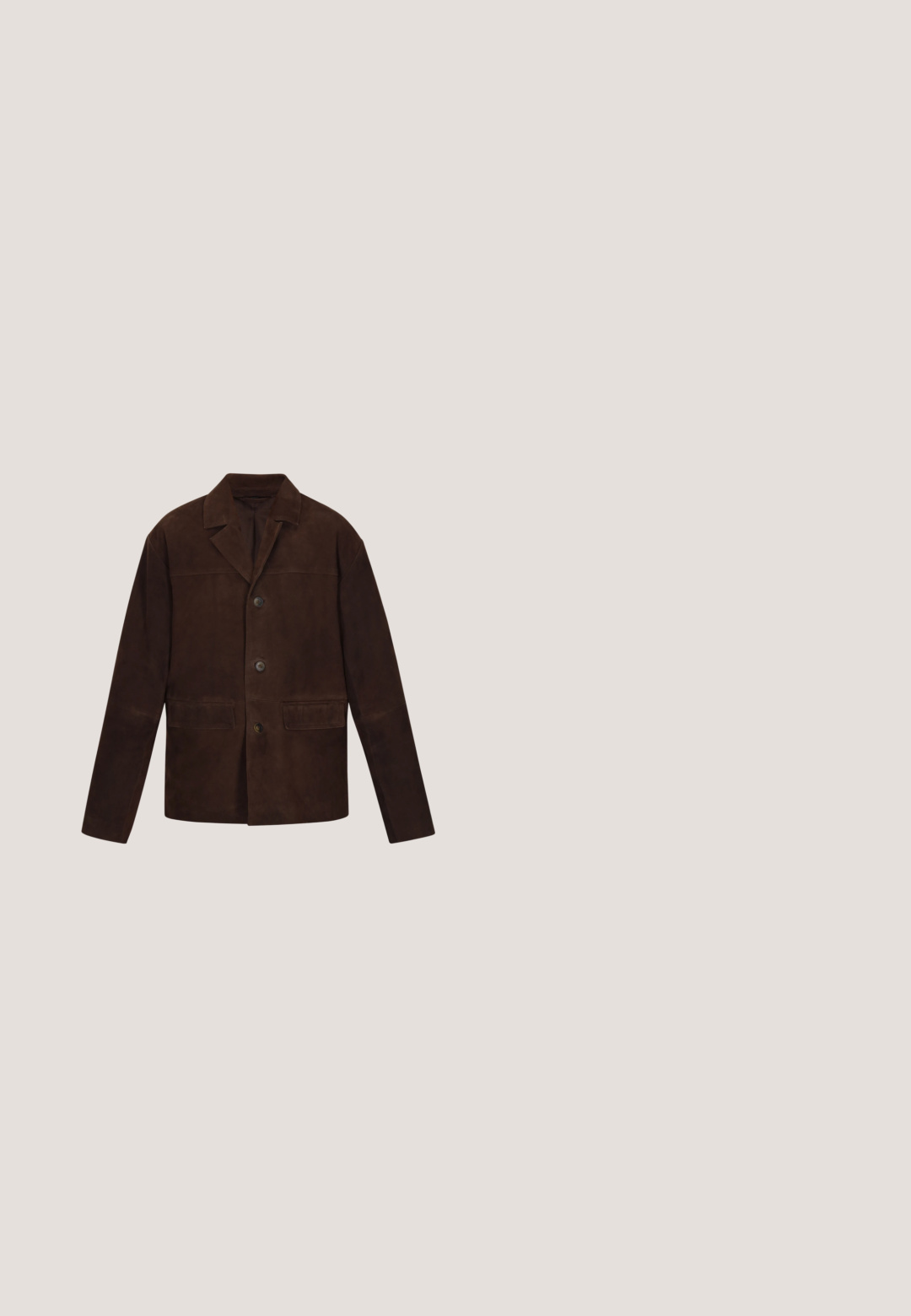 Veste en daim marron foncé à manches longues, trois boutons devant, un col et deux poches avant à rabat.; Chemise en denim bleu clair à manches longues, avec un col boutonné à l'avant, deux poches poitrine avec rabats pointus, et des coutures décoratives sur les épaules.; Jean en denim droit bleu foncé avec poches avant, fermeture par bouton, passants de ceinture et coutures visibles.; Jack & Jones JFWDELANEY BOOT - Bottines à lacets - cognac; Écharpe bordeaux en tissu léger, ornée de motifs paisley blancs et d'une bordure décorative. Forme triangulaire avec une étiquette.; Ceinture en cuir marron avec une boucle en métal brossé, elle présente une texture lisse et un design classique. La sangle s'amincit vers l'extrémité.