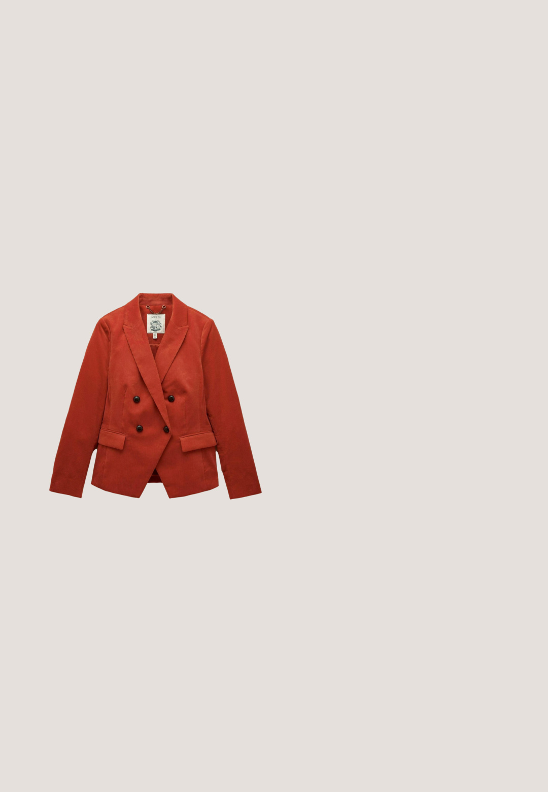 Rustkleurige corduroy dubbele blazer met zwarte knopen, gekleed met revers en voorflapzakken, liggend plat.; Knoopshirt met een marineblauwe achtergrond en ingewikkelde crèmekleurige en roestkleurige bloempatronen. Gemaakt van lichtgewicht stof met een kraag en lange mouwen.; Donkerblauwe flared jeans van denim; met een hoge taille, een sluiting met voorknop en subtiele stiksels langs de zakken en naden.; Bruine suède enkellaars met grove zwarte hak, elastisch zijpaneel en trekstreep aan de achterkant, zijaanzicht op witte achtergrond.; Gouden zonnebril met ronde, gradient grijze lenzen. Gestructureerd randontwerp en slanke metalen armen met marineblauwe uiteinden. Stijlvol en modern.; Bruine suède riem met crèmekleurige bloemrijke borduurwerk en een ovale messing gesp, opgerold op een witte achtergrond.