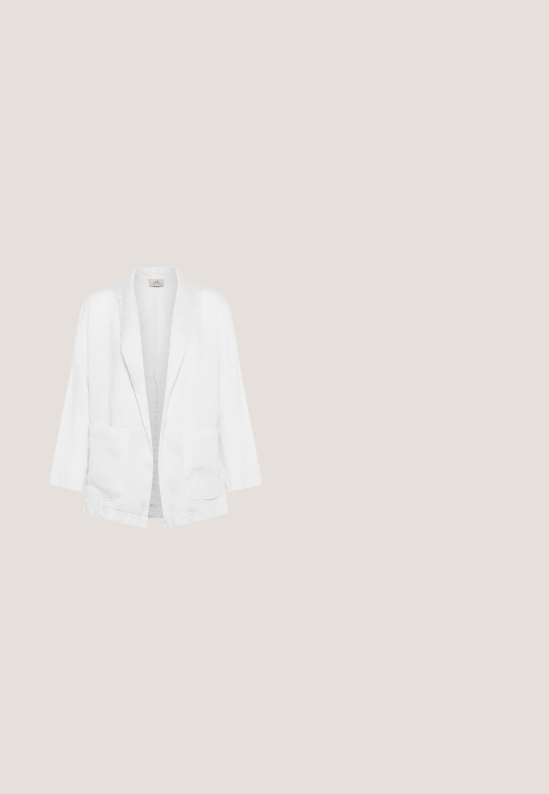 Blazer blanco de lino con un ajuste holgado, que presenta solapas con muesca, mangas largas y dos bolsillos frontales. Textura suave y diseño minimalista.; Vestido maxi azul claro con estampado de limones amarillos, con tirantes de espagueti, un corsé ajustado y una falda acampanada. Tejido de algodón.; Alpargata cuña de ante marrón con plataforma de yute trenzado, correa en el tobillo y panel trasero beige a cuadros sobre fondo blanco.; Gafas de sol de pasta en forma de ojo de gato carey con lentes oscuros y un marco de plástico grueso. Características distintivas de forma angular y diseño elegante.; Bolso tote rectangular tejido de paja con dos asas trenzadas y una pequeña muesca en el centro del borde superior.; Pendientes de aro de oro con un acabado liso y brillante y cierre seguro de pestillo. Diseño circular sin adornos ni patrones adicionales.