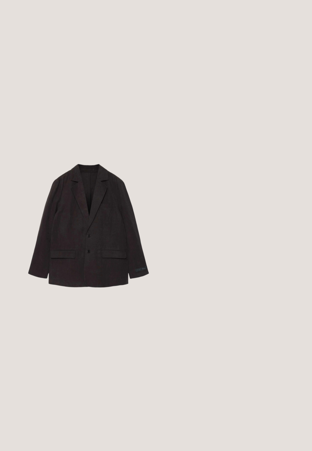 Sort enkelt linjet blazer med to forreste klaplommer, revers med hak og to knapper foran, lagt fladt på en hvid baggrund.; Sort t-shirt med korte ærmer og rund hals, løs pasform, vist fladt på en hvid baggrund.; Sorte afslappede bukser med elastisk talje og snøre ved talje og ankel, lige pasform, uden synlige logoer eller mønstre.; Sort platformstøvle med sølvnitter, kædedetaljer og en hvid kranie dekoration på frontpanelet.; Sølv kædedesign med interlocking led, der inkluderer udsmykninger af små klare krystaller. Glat, skinnende finish.; Sort læderbælte med sølv metalspænde og dekorative sølvnitter arrangeret i stjernemønstre.