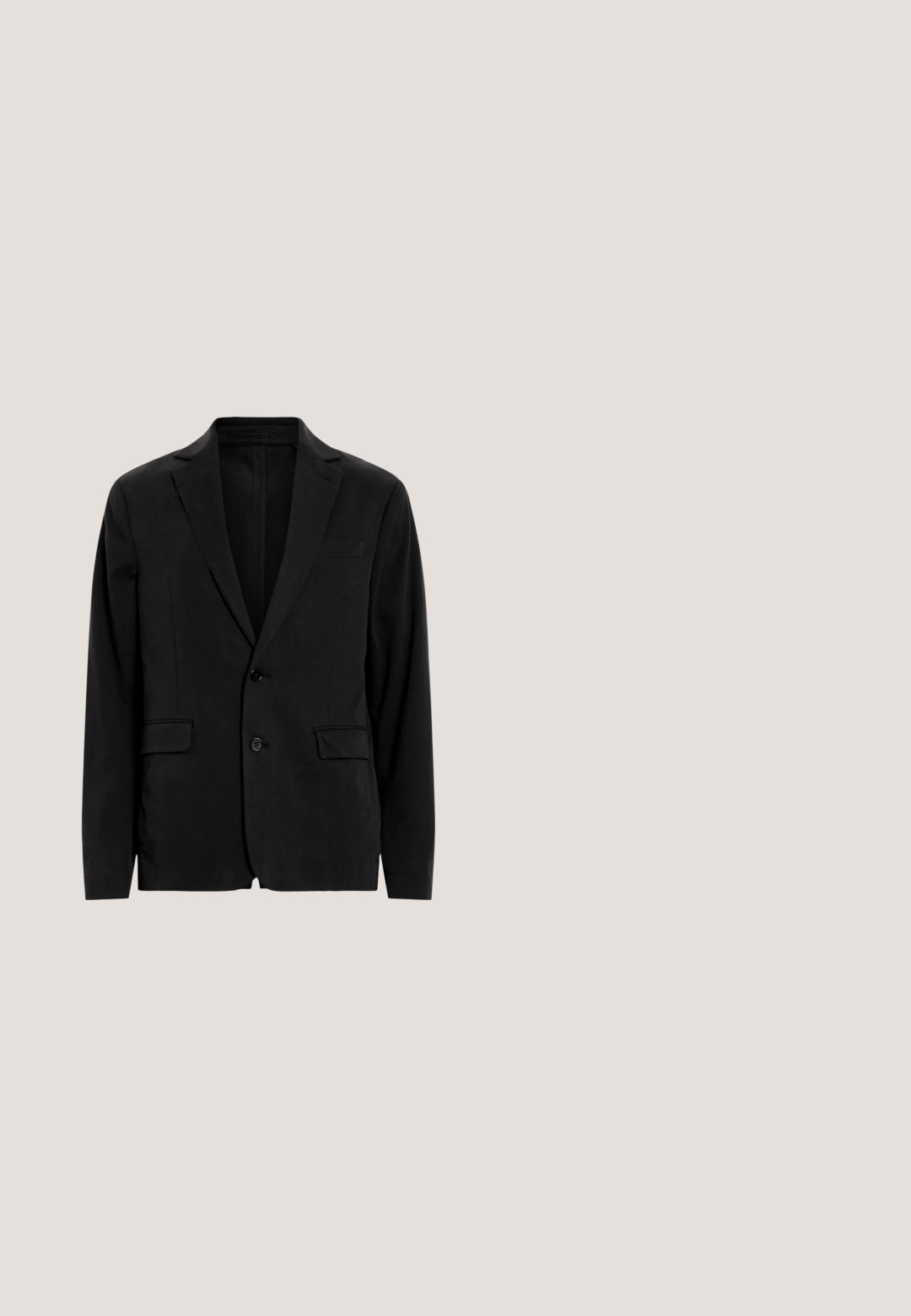 Blazer noir en tissu texturé, avec un col à revers, deux boutons et deux poches avant. Design simple sans motifs.; Chemise noire à manches longues, boutonnée, en tissu lisse, avec un col classique, une coupe ajustée et des poignets avec des détails de bouton.; Pantalons noirs cintrés en tissu lisse, présentant une coupe droite, des passants de ceinture et des poches avant pour une fonctionnalité accrue.; Mocassins en cuir noir avec des coutures de mocassin, une sangle proéminente sur le cou-de-pied, et un petit talon empilé. Fini lisse et bout rond.; Petit sac bandoulière noir avec motif géométrique, sangle ajustable et fermeture à rabat, debout sur un fond clair.; Ceinture en cuir noir avec motif texturé, boucle en métal noir et plusieurs trous d'ajustement, posée à plat sur un fond blanc.