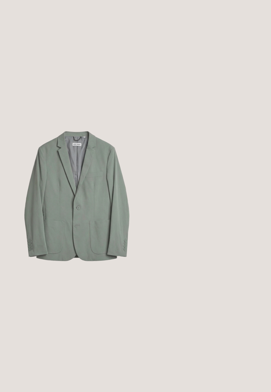 Blazer para hombre en gris claro con un solo botón, solapas con muesca, dos bolsillos parche delanteros y cuatro botones en cada puño.; Camisa blanca de manga larga con un patrón abstracto azul, que cuenta con un collar clásico y botones en la parte delantera, hecha de un tejido ligero.; Pantalones de color verde oscuro con un corte ajustado, que presentan una parte delantera plana, presillas para cinturón y un cierre de botón único. Textura suave, sin patrones.; Zapato de vestir de hombre negro de cuero con cordones delanteros, tacón bajo y puntera lisa, mostrado de perfil sobre un fondo claro y liso.; Neceser Michael Kors de cuero negro texturizado con cremallera en la parte superior y asa lateral, mostrado sobre fondo blanco.; Cinturón de cuero negro con un acabado suave, que presenta una hebilla rectangular de metal negro y un forro interior beige. Diseño simple y clásico.
