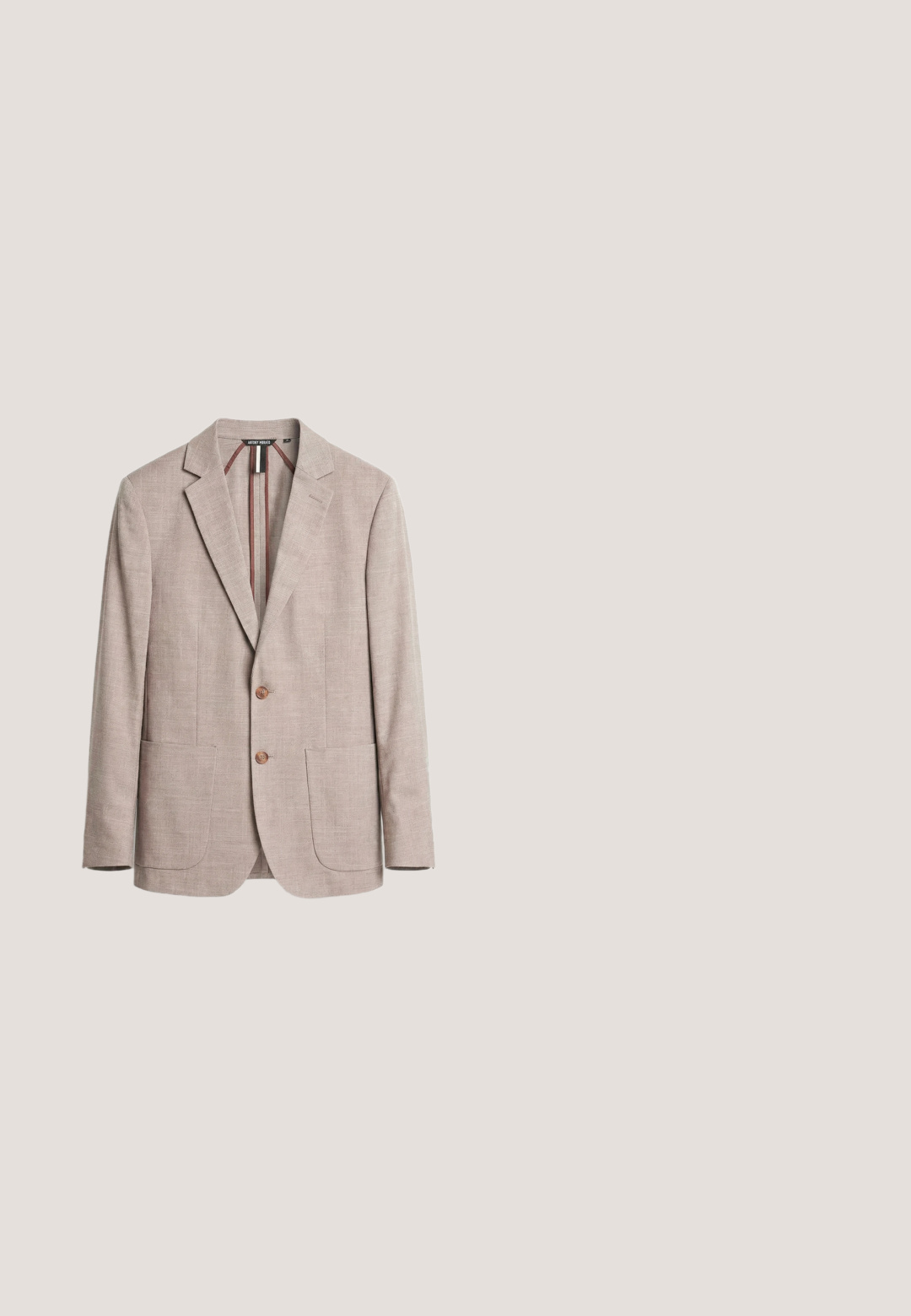 Lichtbeige herenblazer met twee bruine knopen, inkeping revers, opgestikte zakken en een binnenvoering met bordeauxrode strepen.; Beige overhemd met lange mouwen en knopen, met kraag, afgebeeld op een witte achtergrond.; Marineblauwe katoenen chinos met een slim fit, rechte voorkant en een ritsgulp. Voorzien van zijzakken en een achterzak met een klein merketiket.; Lichtbruine suède loafer met platte zwarte zool en een riemdetail aan de bovenkant, gezien van opzij tegen een witte achtergrond.; Bruin leren toilettas met een gestructureerd oppervlak, ritssluiting en een handvat aan de zijkant. Rechthoekige vorm, gladde randen, minimale merkdetails.; Bruine leren riem met een zilverkleurige rechthoekige gesp, met een gladde textuur en een licht taps toelopend uiteinde.