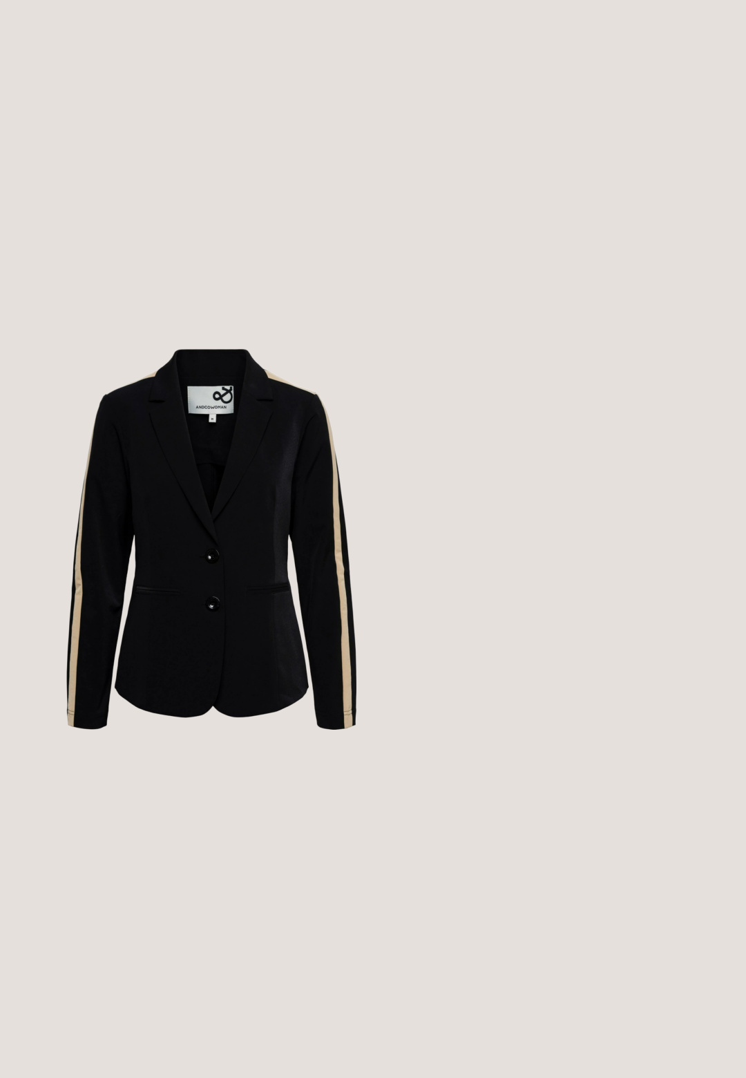 Zwarte blazer met gestructureerde revers, twee zwarte knopen, zijzakken en contrasterende beige strepen langs de mouwen. Gladde stoftextuur.; Zwarte dames top met lange mouwen, kraag en diepe V-hals met aan één zijde een glanzende zwarte bies.; Zwarte rok met een textuurzijdepaneel en glanzende ronde studs. Inclusief een zijzak en een soepele tailleband.; Zwarte gepatineerde leren slingback pump met een spitse neus, slanke hak en een enkelbandje. Beschikt over een uitsnijdontwerp aan de zijkant.; Zwarte lederen handtas met groot doorgestikt in elkaar grijpende "GG"-logo en een lusvormige schouderriem met hardware in goudtint.; Guess Oorbellen - gold-coloured