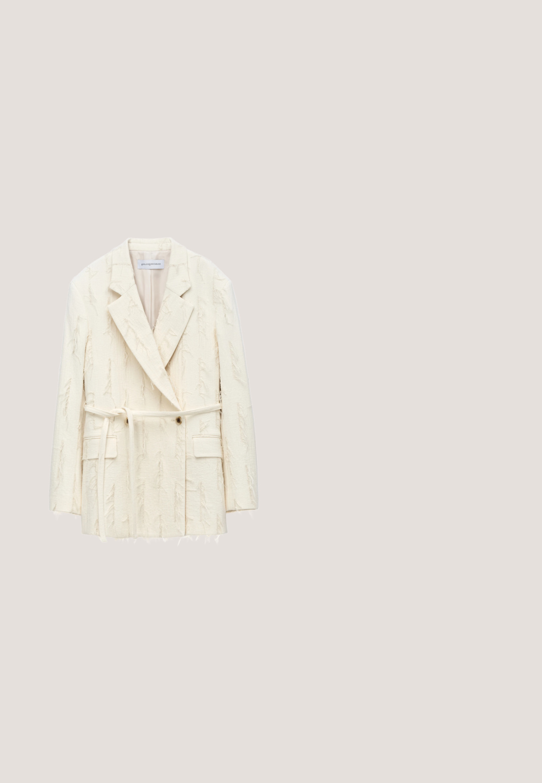 Crèmekleurig getextureerd blazer met reverskraag, lange mouwen, stoffen ceintuur, twee klepzakken aan de voorkant en een enkele zichtbare knoop.; Beige strapless maxikleed met een aansluitend lijfje en een vloeiende, geplooide rok, gemaakt van zacht stof, met een gladde textuur over het hele oppervlak.; Beige slingback pumps met puntige neus, zijkanten van geweven gaas, verstelbare gespband en gebogen blokhak van gemiddelde hoogte.; Oversized zonnebrillen met een schildpadprint frame, gouden accenten, gradient bruine lenzen en een uniek geometrisch ontwerp.; Beige gestructureerde handtas met gevlochten handvatten, hardware in goudkleur, hangende decoratieve kwastjes en de merknaam Liu Jo aan de voorkant.; Gouden en witte dubbele ring met twee bolvormige elementen, één goud en reflecterend, de andere een glanzende witte parel, met merkgraveerwerk.