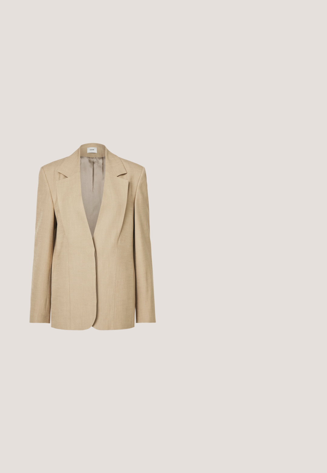Blazer de lino beige con solapas oversize, cierre de un solo botón y hombros ligeramente estructurados. Textura suave con un ajuste entallado.; Suéter de cuello alto de color beige claro, fabricado en un material de punto suave, presenta un corte relajado con mangas largas y un cuello alto. Sin patrones visibles.; Pantalones grises de talle alto y pierna ancha con pliegues delanteros y trabillas para cinturón, diseñados para un look a medida y formal.; Mocasines de cuero negro con puntera redondeada, tacón plano y acento en tono dorado en la correa. Textura suave con detalles de diseño mínimos.; Bolso de cuero cruzado en color topo con un acabado texturizado. Presenta una solapa frontal con un cierre en tono dorado y una correa ajustable.; Pulsera de brazalete de metal en tono dorado, con superficie lisa, bordes redondeados, diseño minimalista, extremos abiertos y acabado pulido.