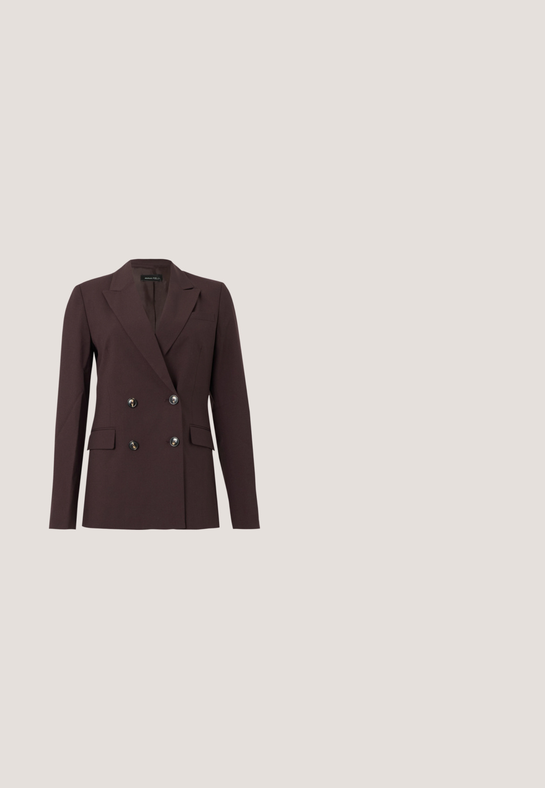 Blazer morado oscuro doble botonadura con cuatro botones, dos bolsillos con solapa y solapa con muesca.; Camiseta sin mangas de canalé en rojo intenso con un escote amplio en forma de U y una silueta ajustada.; Pantalones anchos de tiro alto color marrón oscuro con cintura elástica y dos botones negros en la parte delantera.; Zapato de tacón bajo con tira en T de cuero marrón oscuro, puntera redondeada y tacón bloque de madera, mostrado de perfil sobre un fondo blanco.; Bolso de mano de cuero marrón con un diseño estructurado, doble asa superior, correa de hombro ajustable y lazos laterales para el cierre.; Pendientes de resina de color púrpura oscuro en forma de lunas crecientes, con detalles de metal plateado y cierres traseros de plástico transparente para una sujeción segura.