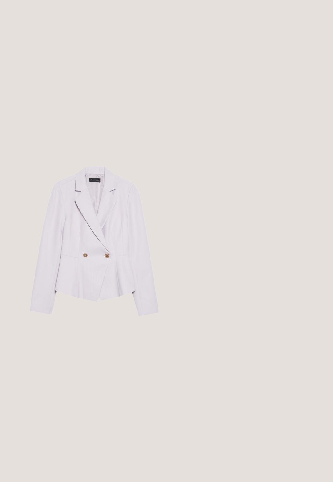 Blazer lavande clair à coupe ajustée, revers crantés, design croisé, et accents de boutons dorés, doté d'un tissu texturé.; T-shirt rose clair à manches courtes et col rond avec un subtil logo GANT embossé sur la poitrine gauche.; Jupe trapèze en denim bleu clair avec fermeture avant par boutons et zip, passants pour ceinture et deux poches avant.; Baskets blanches avec bandes roses, semelle en caoutchouc et bout en daim. Dotées d'une fermeture à lacets et de matériaux texturés sur la tige.; Sac d'épaule en forme de croissant jaune doux avec une sangle réglable et une fermeture éclair sur le dessus, sur un fond clair uni.; Boucles d’oreilles créoles en métal argenté avec une surface lisse légèrement incurvée et des fermoirs à clapet sur un fond blanc uni.