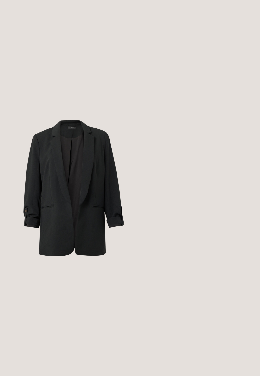 Sort langærmet blazer med opsmøgede manchetter, hakkede reverser og to forlommer på en ensartet lys baggrund.; Mørkegrøn bluse med lange ærmer med tekstureret mønster, høj flæset krave og elastiske flæsemanchetter på ærmerne.; Bredde ben bukser i mørkegrønt stof. Har høj talje, frontfolder og bæltesløjfer. Glat tekstur og skræddersyet design.; Sorte læder højhælede sko med spids tå, ankelrem og guldbuckle, med en blank sløjfedetalje på forfoden.; Grøn læderhåndtaske med tophåndtag, frontklap, guldlåsdetalje og aftagelig skulderrem på en ensartet lys baggrund.; Guld dråbe øreringe med rektangulære grønne ædelsten og små runde hvide diamanter langs øreringene mod en ensartet hvid baggrund.