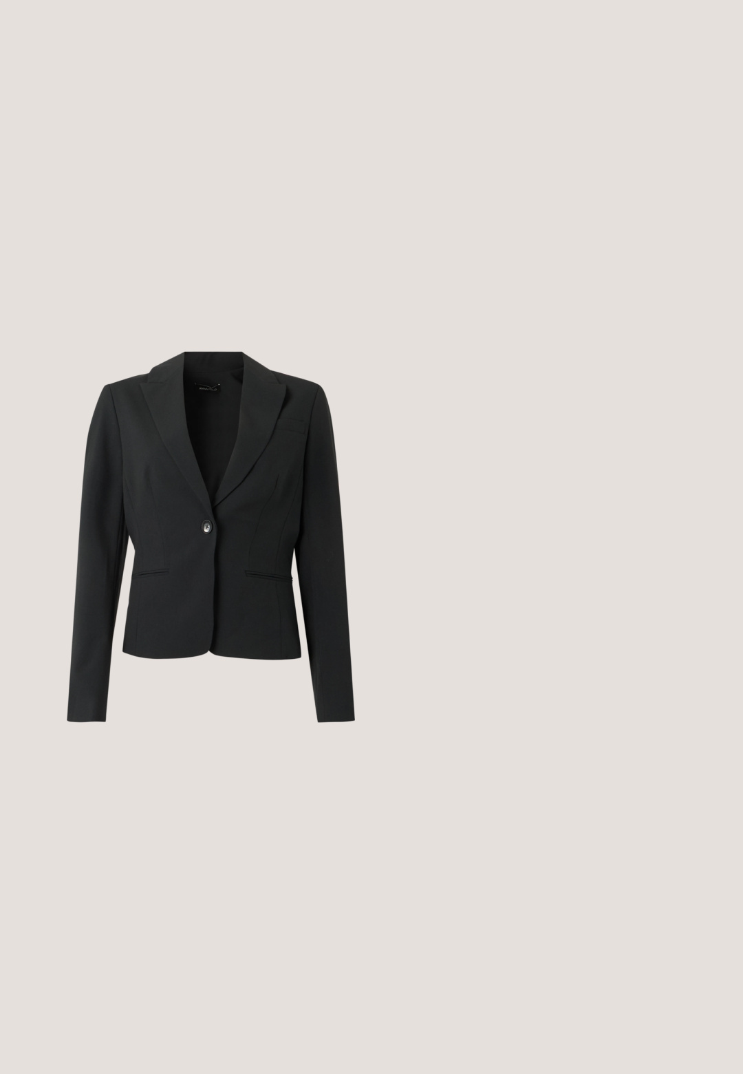 Blazer noir pour femme, sur mesure, manches longues, fermeture à bouton unique, revers crantés et deux poches avant passepoilées.; Blouse noire à manches courtes avec des détails en perles argentées le long de l'encolure ronde et une coupe ample.; Pantalon droit gris foncé avec taille haute et plis subtils à l'avant, présenté sur un fond clair uni.; Chaussure plate en suede noir avec un bout pointu, ornée d'un détail de nœud en argent décoratif à l'avant, présentant un petit talon.; Sac à main rectangulaire noir avec une fine bandoulière et fermeture éclair, présenté sur un fond blanc uni.; Boucles d'oreilles ton argent avec cristaux marquise et ronds clairs disposés en motif de vigne florale sur fond blanc.