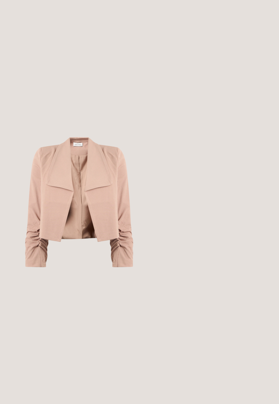 Lysebrun cropped jakke med brede revers og rynkede lange ærmer, åben front, vist på en grå baggrund.; Beige ærmeløs bluse med blonde-kapærmer, rund hals med rynk og knaplukning med nøglehul bagpå.; Lys beige bukser med elastisk talje og afslappet pasform. Har lodrette sømme og et blødt, glat stof. Flared ben-design.; Spids tå slingback hæl i et glat, blankt tan materiale. Har et buet udskæring design og en slank stiletto hæl. Sølv spænde detalje.; Krokodilleffekt, lys gul clutch taske med struktureret kuvertdesign og guld kædestropp. Glat tekstur med skrå flaplukning.; Halskæde- og armbåndssæt i guldfarve med klare krystalblomster- og bladdesigns, begge med justerbare kædelåse på en hvid baggrund.