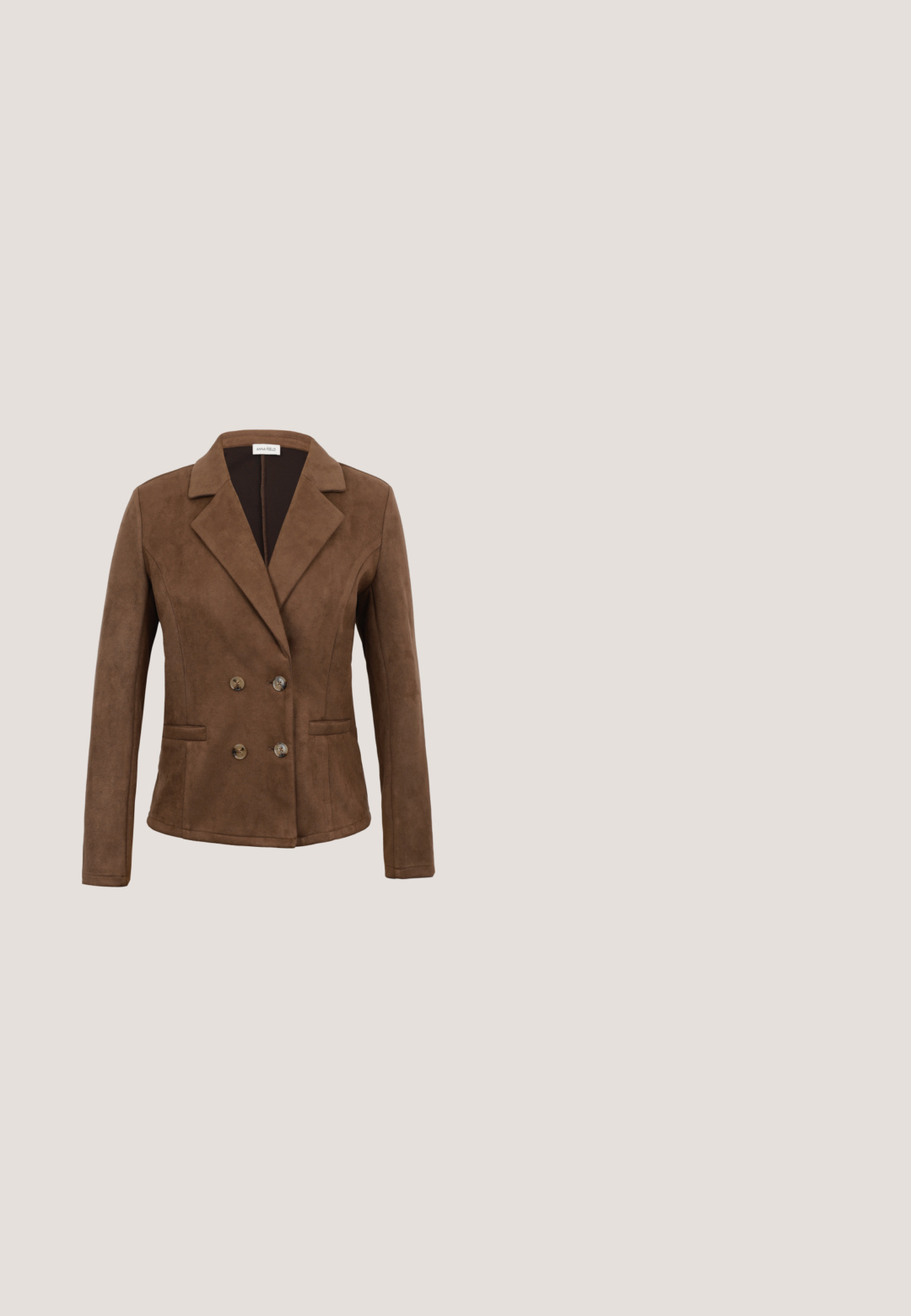 Blazer marron en daim à double boutonnage avec revers à crans, quatre boutons et deux poches fendues à l’avant, présenté sur un fond clair uni.; Haut à manches longues à motif cachemire rouge, orange et jaune, avec un col en V et une coupe décontractée. Fabriqué en tissu léger avec une texture lisse.; Jean en denim bleu taille haute avec jambes évasées larges, poches plaquées à l'avant, passants de ceinture et fermeture par bouton.; Bottine en daim marron avec une semelle plateforme noire épaisse et un talon haut massif sur fond neutre.; Lunettes de soleil rondes avec monture dorée, verres teintés marron et branches fines ornées d'un détail décoratif en écriture cursive "like" de chaque côté.; Ceinture en daim marron enroulée avec une grande boucle ovale en laiton sur un fond clair.