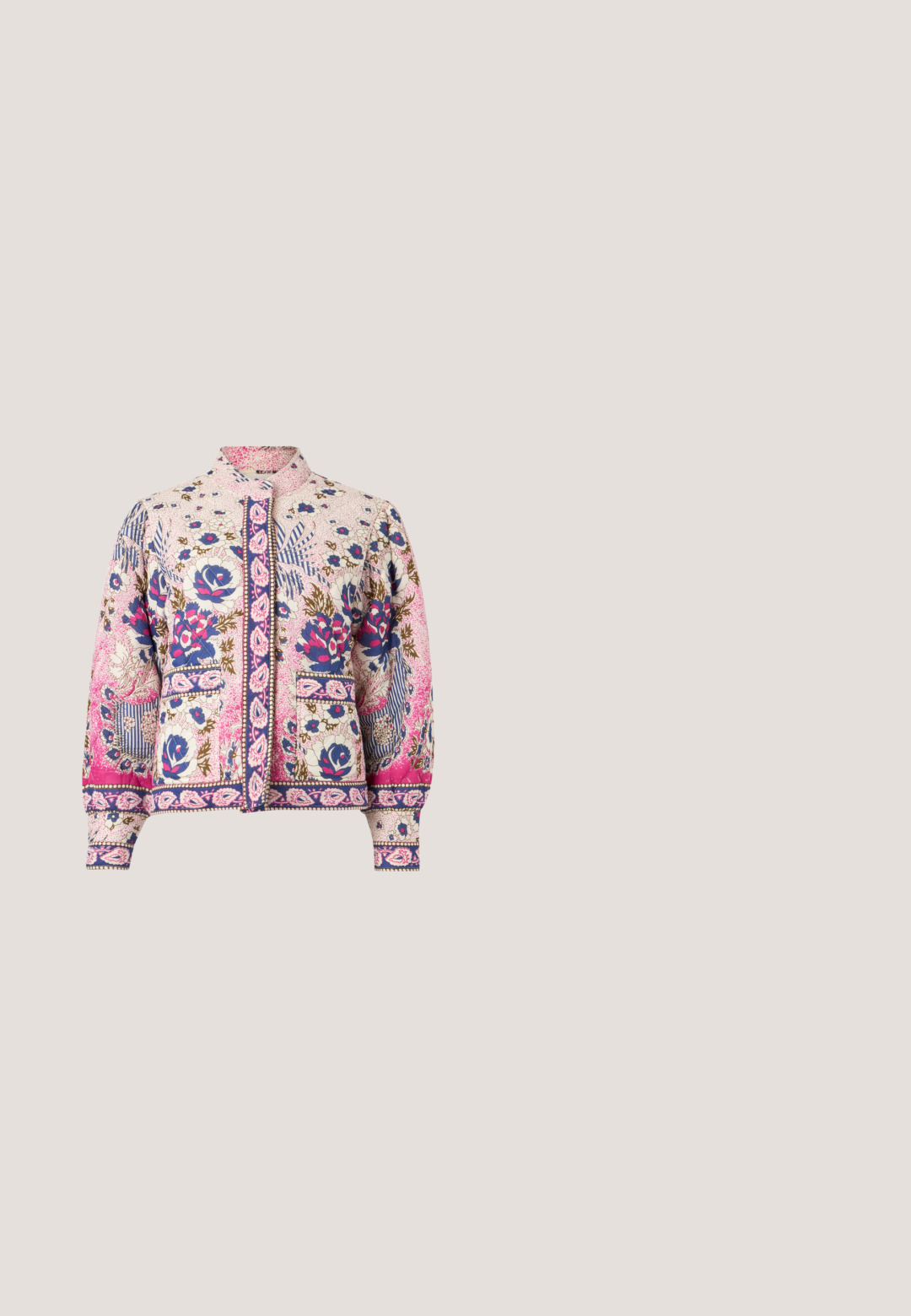 Veste à motif floral rose avec des fleurs bleues et marron, poches avant, fermeture boutonnée et col montant.; Combinaison bleu marine avec bretelles fines, corsage ajusté et pantalon large. Équipée d'une fermeture éclair au dos et d'une texture de tissu lisse.; Escarpin à talon haut en cuir marron avec bride arrière, bout pointu, doté de brides croisées et d'un talon en bois texturé. Accent doré sur la bride.; Lunettes de soleil avec gradient marron et grandes lentilles carrées. La monture présente une couleur marron foncé brillante, des accents dorés et des branches fines.; Sac à main en cuir beige en forme de croissant avec des motifs géométriques perforés, une poignée supérieure et une bandoulière réglable sur fond blanc.; Paire de boucles d'oreilles créoles dorées et brillantes avec des maillons circulaires épais sur un fond gris clair uni.