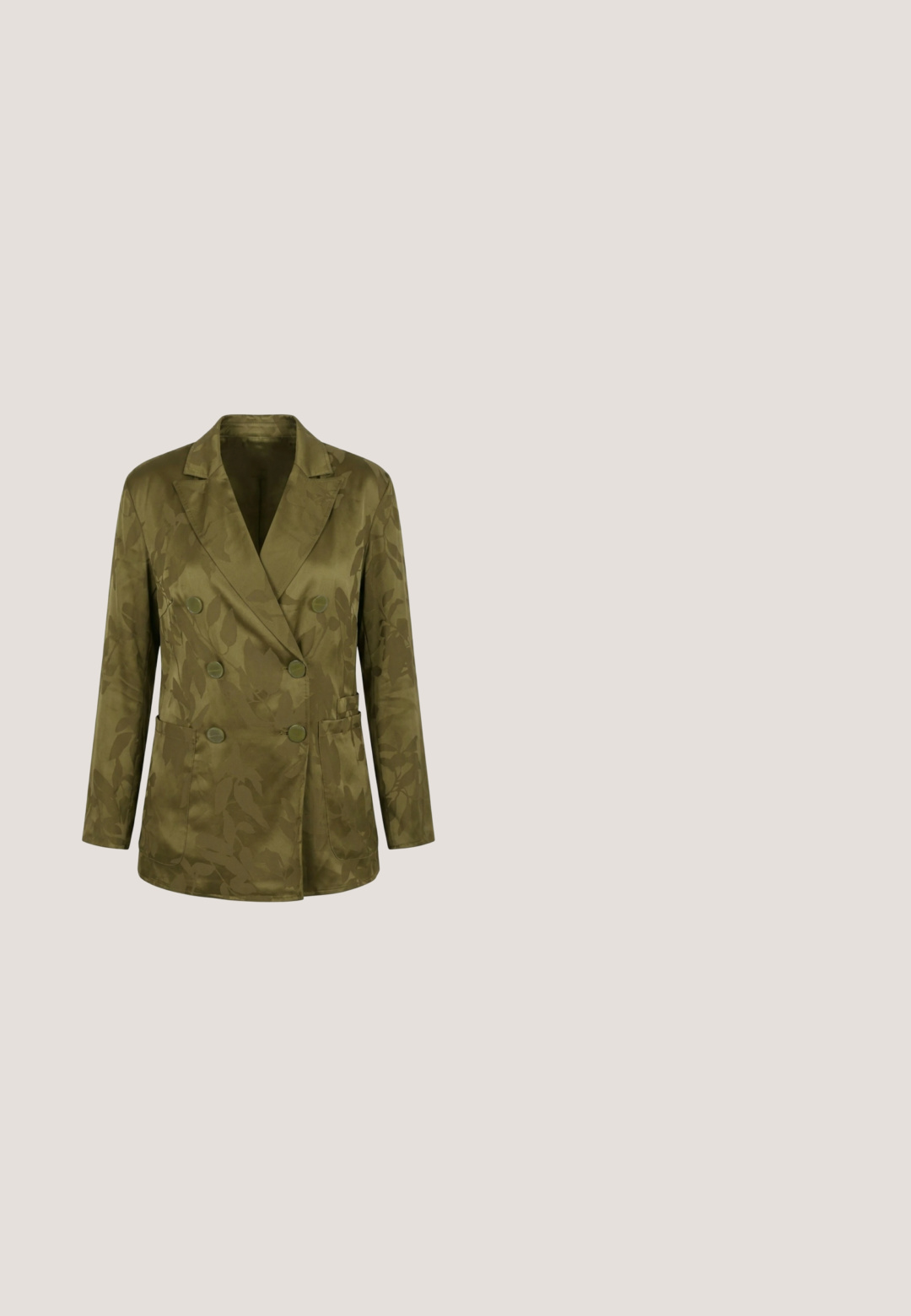 Blazer verde oliva de doble botonadura con patrón de jacquard floral, solapas anchas, seis botones, mangas largas y bolsillos delanteros con parche.; Blusa transparente de color verde oliva, con cuello atado, cintura elástica y mangas largas con volantes. Tejido ligero con un diseño fluido.; Pantalones skinny con estampado de leopardo en tonos beige y marrón; fabricados con un tejido elástico con diseño de cinco bolsillos y cierre de botón metálico.; Zapatilla baja con estampado de leopardo marrón, cordones negros, detalle negro en el talón y un emblema de escudo con joyas en el lateral, encima de una suela marrón.; Bolso tote de color negro con estampado, fabricado en material texturizado, que cuenta con herrajes dorados, una correa de cadena y una etiqueta de cuero con el logo "Pollini".; Pulsera de cadena en tono dorado con eslabones entrelazados, textura suave y un cierre de langosta con una pequeña etiqueta de la marca.