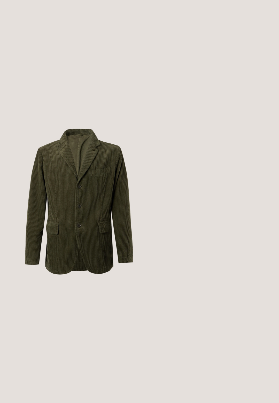 Blazer en velours côtelé vert olive avec trois boutons, col cranté, deux poches à rabat et une poche poitrine, présenté sur un fond uni.; Pull beige à manches longues avec col rond et texture tricotée unie, présenté sur un fond clair uni.; Chemise à manches longues avec boutons, base marron foncé et petits motifs irréguliers de couleur marron clair répartis sur toute la surface.; Jeans en denim bleu coupe droite avec fermeture à bouton à l'avant, fermeture éclair et cinq poches, affichés sur un fond blanc.; Bottine Chelsea en suede marron avec des panneaux latéraux en élastique, bout rond et une languette. Comprend une semelle en caoutchouc plate et basse. Design simple et épuré.; Trousse de toilette en cuir marron avec une surface texturée, fermeture éclair et une poignée latérale. Forme rectangulaire, bords lisses, détail de marque minimal.