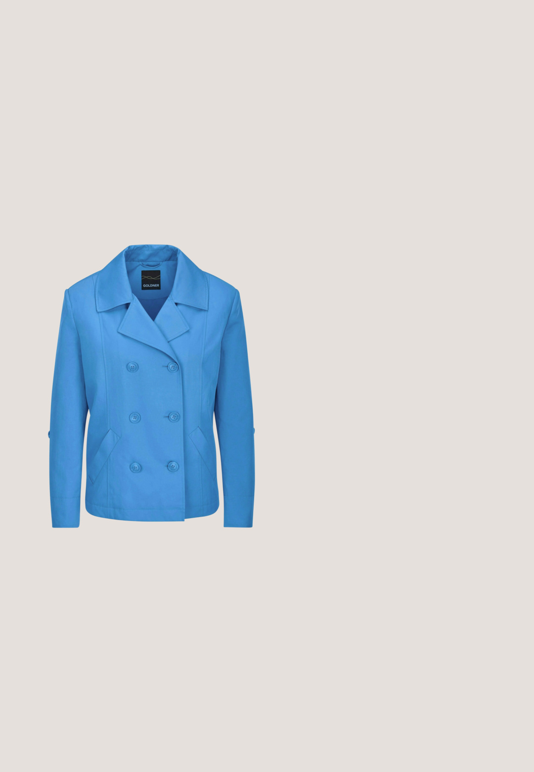 Hellblauer zweireihiger Blazer mit weitem Kragen, sechs Knöpfen, zwei Seitentaschen und langen Ärmeln, innen mit "GOLDNER" beschriftet.; Satinblaue Bluse mit kragenförmigem Halsausschnitt, langen Ärmeln, zwei Brusttaschen und Knopfverschluss vorne. Glatte, glänzende Textur.; Blaue Weitbeinhosen aus glattem Stoff, mit hoher Taille, vorderen Falten und einem sauberen Abschluss am Saum.; Blauer Plateau-Sandalette aus Denim mit Absatz, Knöchelriemen und Schnalle, Blockabsatz und offenem Zeh, seitlich auf weißem Hintergrund gezeigt.; Blaue Lederhandtasche mit geschwungenem Design, goldener Beschlägen und abnehmbarem Riemen. Verfügt über eine glatte Textur und eine Reißverschlussöffnung oben.; Ein eleganter blauer Armreif mit diamantartigen Verzierungen an mehreren Seiten, vor einem weißen Hintergrund.