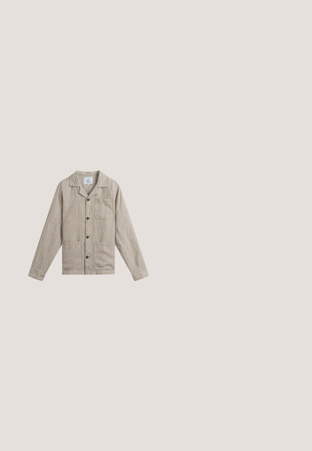 Beige linnen overhemd met lange mouwen, knopen, kraag en drie voorzakken, plat gelegd op een witte achtergrond.; Korte mouwen overhemd met knopen in een verloop van blauw met witte golven. Voorzien van een borstzak en glad, glanzend materiaal.; Beige linnen shorts met een elastische tailleband, trekkoord en zijzakken. Ontspannen pasvorm met een rechte pijp en omgeslagen zoom.; Donkerbruine leren slidesandaal met twee verstelbare klittenbandsluitingen en een dikke, gestructureerde zool.; Bruine schildpaddenbril met ronde monturen, groene lenzen en gemusterde pootjes. Heeft het merklogo op één poot.; Canvas draagtasje in off-white, voorzien van korte handvatten en de geprinte tekst "LES DEUX" in vetgedrukte zwarte letters. Duurzaam, eenvoudig ontwerp.
