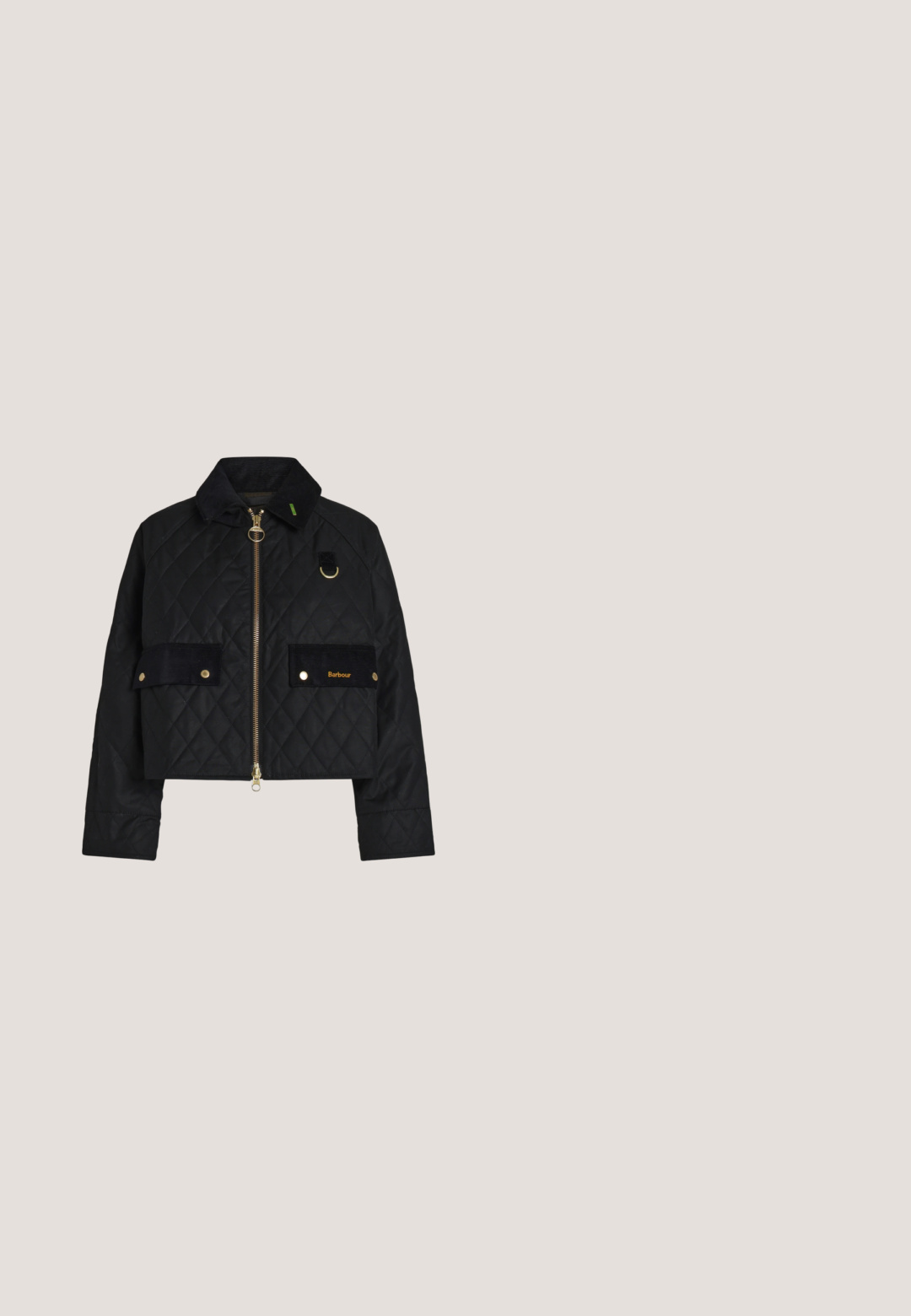 Veste courte matelassée noire avec fermeture éclair dorée, deux poches avant à boutons, col en velours côtelé et logo Barbour sur la poche droite.; Polo bleu marine à manches courtes avec rayures horizontales blanches et patte boutonnée, texture côtelée et col pointu.; Jupe plissée beige en tissu lisse légèrement brillant. Dotée d'une taille haute et de plusieurs plis verticaux le long de l'ourlet.; Chaussures plates en cuir noir avec un bout pointu, dotées de deux brides noires avec des accents en métal doré. Texture lisse et talon bas.; Sac fourre-tout en suédine marron avec des accents en cuir noir, doté de deux courtes poignées et du texte "LE SAC FOURRE-TOUT" en gras sur le devant.; Boucles d'oreilles créoles en forme de cœur de couleur dorée avec un design fin et ouvert, et des tiges de couleur argentée. Surface légèrement texturée avec des bords lisses.