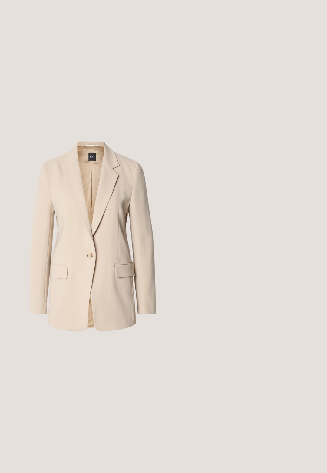 Beige blazer lavet af glat stof, med en enkelt knaplukning, to forlommer og et spidst reversdesign. Indvendigt er det lysebrunt.; Cremefarvet kortærmet sweater i let strikstof med rund halsudskæring og ribbet kant. Diskret logodetalje nederst.; Mørkeblå bukser med bælte og sølvspænde, der har høj talje, plisser og tætsiddende ben med ophængte søm. Mellemliggende stoftekstur.; Beige ruskindsneakers med en hvid gummisål og snørebåndsdesign. Accentueret med en struktureret sort hælflap. Båret med hvide ribbede sokker.; Beige læder crossbody taske med en buet form, gyldne metaldele, lynlås lukning, og en justerbar rem. "BOSS" logo prægede foran.; Par af hjerteformede øreringe med et tofarvet design, hvor den ene halvdel er i guld og den anden i sølv, på sølvkroge.