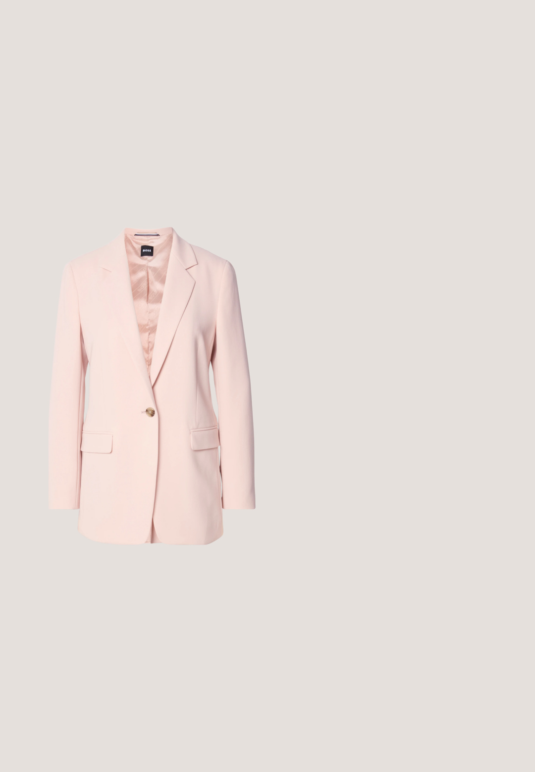 Lyserød blazer med en struktureret design, enkelt gyldent knap, to frontlommer og foring indeni. Skarp pasform med skarpe revers.;  ferskenfarvet halterneck top lavet af tekstureret stof med paljetter, der har en samlet halsudskæring og en båndlukning bagpå.; Lyserøde, vide bukser lavet af et glat materiale, med frontplisseringer, høj talje og et rent snit uden synlige lommer.; Tofarvet beige og sort slingback sandal med kitten heel, spids tå og lille guldbeklædt spænde på hvid baggrund.; Blød lyserød læder crossbody-taske med klap, gyldent rundt lås og justerbar skulderrem på en ensfarvet lys baggrund.; Guldcreoler med rektangulære pink ædelsten sat nær låsene mod en ens hvid baggrund.