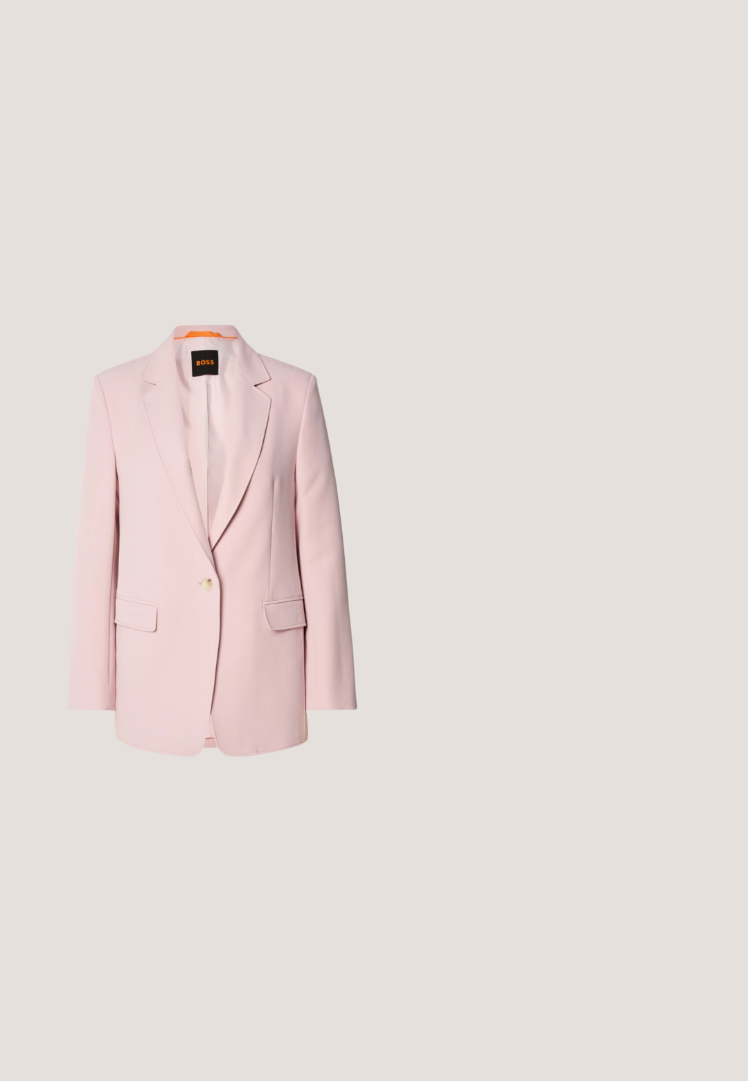 Rosa skræddersyet blazer med notched lapels, enkelt knaplukning, to frontlommer og en glat tekstur. Brandmærke synligt indeni kraven.; Hvid bomulds-T-shirt med rund halsudskæring og korte ærmer. Har en lille broderet logo på brystet. Glat tekstur.; Lyseblå brede bukser med lodrette hvide og røde striber. Har en elastisk talje og sidelommer. Glat bomuldsagtig tekstur.; Beige spids tå slingback flad sko med lav sort hæl og en glat læderfinish, vist fra siden på en ensfarvet baggrund.; Lille cremefarvet taske med en kurvet form og fletet guldfarvet kæde som håndtag, lynlås lukning på toppen; Klare akryl hoops øreringe med guld accenter, der har et buet design og en transparent lås. Glat tekstur, minimalistisk stil.