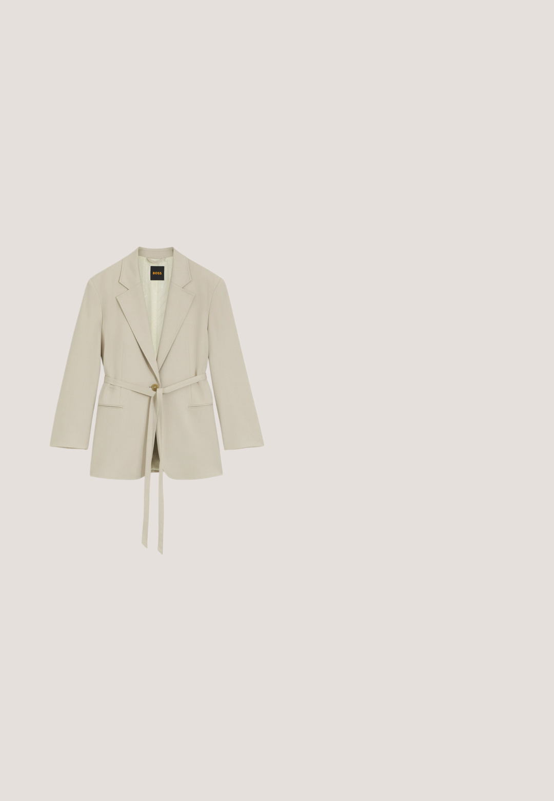Blazer beige ajusté avec col à revers, manches longues, fermeture par un bouton et ceinture en tissu assorti nouée à la taille.; Blouse en crème clair avec des manches courtes, tissu lisse, détail drapé à l'avant et éclat subtil. Encolure ronde simple et coupe décontractée.; Pantalons larges en tissu blanc, dotés d'une taille ceinturée, de plis à l'avant et d'une texture lisse partout.; Chaussure slingback à bout pointu en cuir beige avec fine bride à la cheville, boucle dorée et petit talon kitten bas.; Sac à bandoulière en cuir beige avec double sangle, logo doré et porte-clés décoratif avec cadenas et détail pompon.; Collier en chaîne dorée avec des perles métalliques rondes et des perles blanches regroupées au centre ; doté d'un petit fermoir à boule dorée.