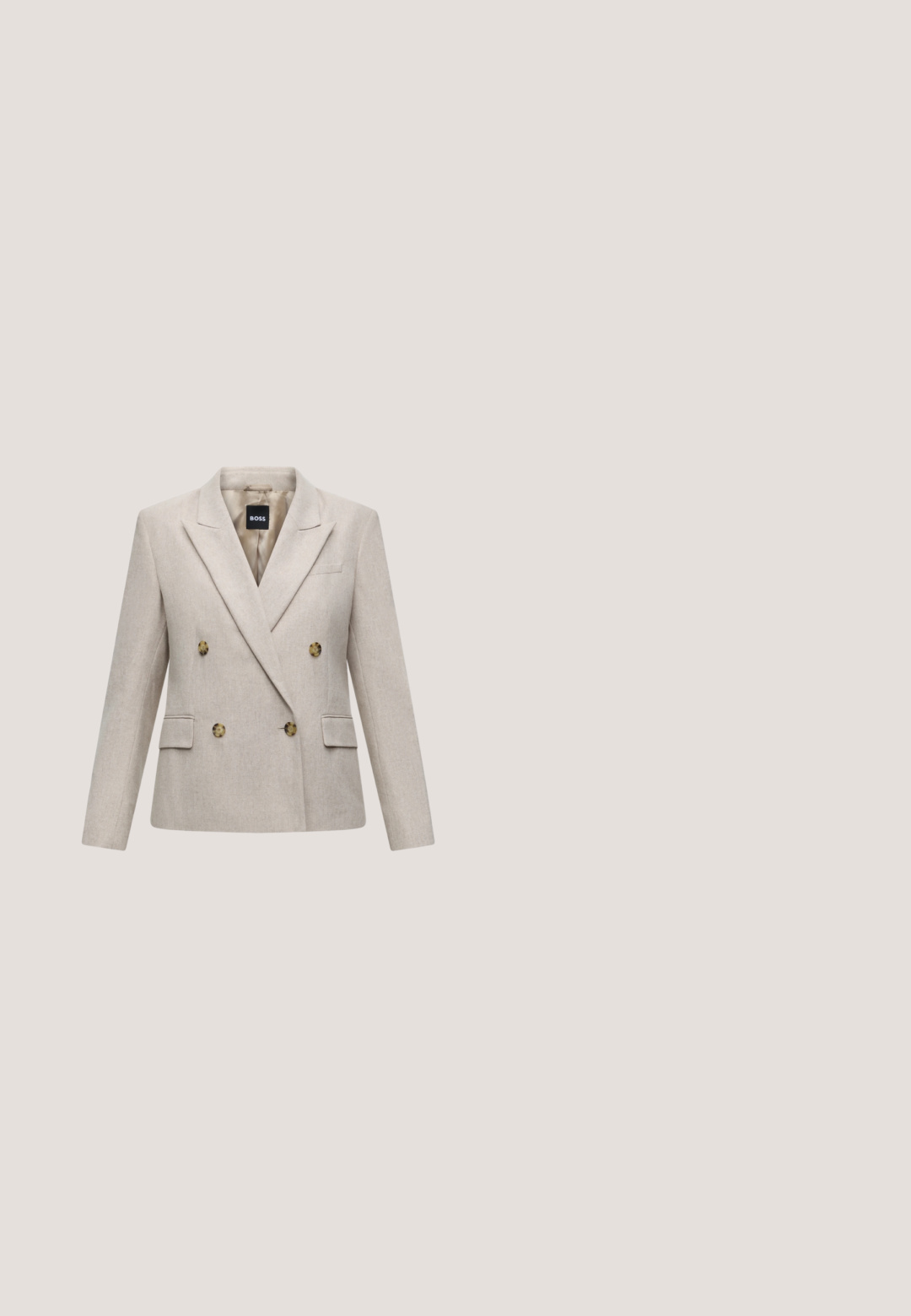 Beige dobbeltradet uldblazer med brede revers, fire knapper, to klaplommer og et sort BOSS-mærke inde i kraven.; Hvid kortærmet top med et bølget teksturmønster og en rund halsudskæring, der har en let scallop-edged kant. Lavet af letvægtsstof.; Kremfarvet plisseret nederdel med tynde lodrette striber, med en blød, elastisk taljebånd. Fremstillet i letvægtsstof for komfort.; Brun ruskind spids tå højhælet sko med en slank mellemhøj stilet hæl på hvid baggrund.; Brun ruskind DKNY håndtaske med to lange håndtag og lynlås, vist mod en hvid baggrund.; Lange guldøreringe bestående af fire forlængede sammenkædede buede stænger på en hvid baggrund.