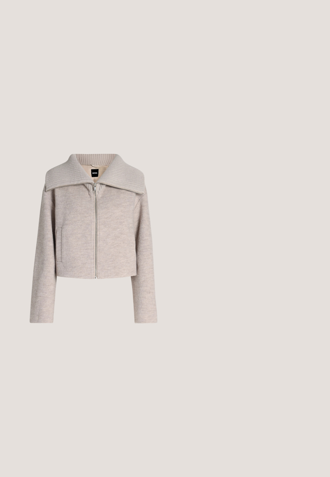 Veste beige clair zippée, manches longues, col large en maille côtelée, poches avant, avec une étiquette noire BOSS à l'intérieur du col.; Pull col roulé beige à côtes, avec des manches longues et une coupe ajustée, présentant un col haut et un motif de tricot texturé.; Pantalons plissés gris clair en tissu texturé, présentant une coupe droite et une taille plate sans fermetures visibles.; Mocassin plat en daim marron avec un petit talon noir, coutures style mocassin et une large bride sur le dessus.; Sac bandoulière en daim marron avec fermeture à rabat, détail de couture incurvée, logo embossé et sangle réglable avec garniture dorée.; Clous d'oreilles en argent au design lisse et arrondi, présentant une surface réfléchissante et des courbes douces, offrant une apparence organique semblable à celle d'un galet.