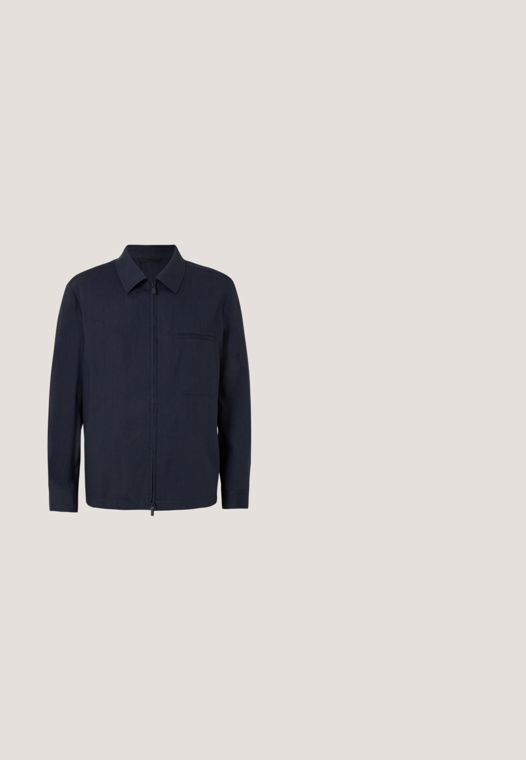 Marineblaues Jackett aus leichtem Stoff, mit einem Reißverschluss vorne, einem Kragen und einer Brusttasche. Lange Ärmel mit geknöpften Manschetten.; Helle blaue Langarmbluse mit Button-Down-Kragen, Vorderknopfleiste und kleinem weißen Logo auf der linken Brust. Weicher Stoff.; Marineblaue, maßgeschneiderte Hose mit Gürtelschlaufen, Kordelzugbund und schmalem Schnitt.; Schwarzer Wildleder-Slipper mit Quasten-Detail, runder Schuhspitze und beiger Gummisohle, seitlich auf weißem Hintergrund gezeigt.; Kompakte, marineblaue BOSS Kulturtasche mit vorderer Reißverschlusstasche und schwarzem Reißverschlussanhänger vor einfachem hellem Hintergrund.; Aufgerollter dunkelblauer Wildledergürtel mit silberner rechteckiger Schnalle, auf der "BOSS" eingraviert ist, vor einem schlichten hellen Hintergrund.