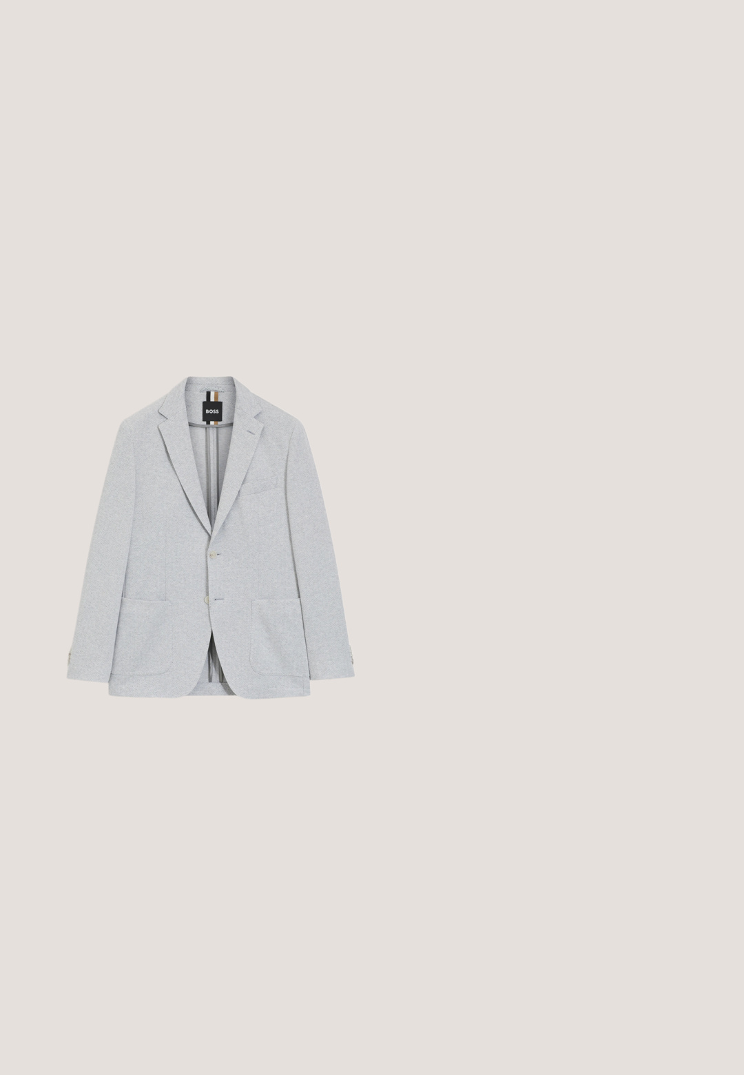 Blazer gris clair avec un motif chevrons, deux poches avant, une fermeture à un bouton et une étiquette noire avec un logo.; Chemise boutonnée bleu clair à motifs, à manches longues et col classique. Présente de petits carreaux et des boutons blancs. Texture du tissu lisse.; Pantalon habillé bleu clair ajusté avec devant plat, poches latérales, passants pour ceinture et coupe droite sur un fond uni.; Baskets BOSS blanches et beiges avec détails perforés, semelle et lacets beiges, présentées flottant au-dessus d'un sol gris réfléchissant.; Sac polochon en nylon gris avec poignées noires et accent orange. Présente un logo en relief et des fermetures éclair argentées. Forme rectangulaire.; Ceinture tissée beige enroulée avec boucle en métal argenté et bordure en cuir beige sur fond clair uni.