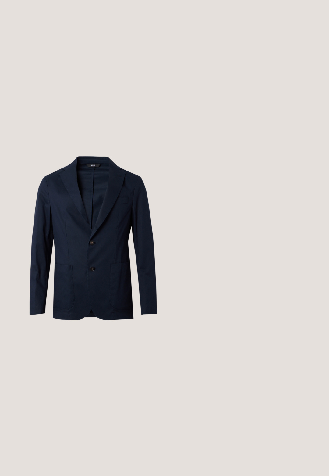 Marineblauer Herrenblazer mit zwei Knöpfen, Notch-Revers, zwei aufgesetzten Fronttaschen und Brustleistentasche vor hellem Hintergrund.; Hellblaues Hemd mit langen Ärmeln und durchgehender Knopfleiste aus strukturiertem Stoff. Verfügt über einen klassischen Kragen und eine dezente Logo-Stickerei auf der Brust.; Marineblaue, maßgeschneiderte Hose aus strukturiertem Stoff, mit geradem Schnitt, Vorderfalten und einem klassischen Bund mit Gürtelschlaufen.; Braune Leder-Loafer mit glatter Oberfläche, Mokassinstich, erhöhtem Zehenbereich und einer flexiblen Gummisohle in niedriger Höhe.; Blaues Seidenkrawatte mit diagonalen Streifen in helleren und dunkleren Blautönen. Enthält ein kleines, gesticktes Blumendesign nahe der Spitze.; Brauner Ledergürtel mit einer rechteckigen schwarzen Metallschnalle, die über gestickte Details an den Kanten und eine glatte Textur verfügt.
