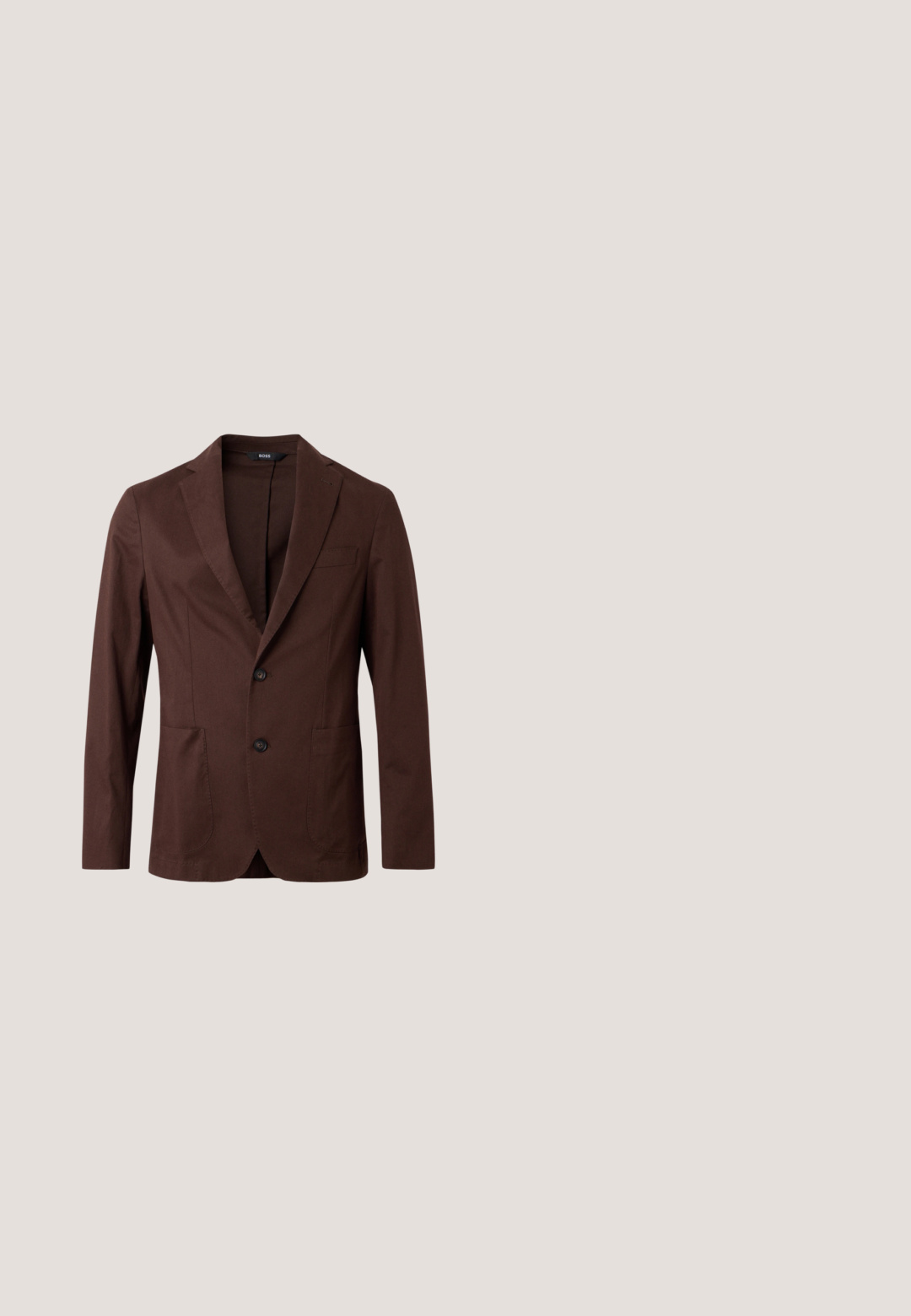 Brun herreblazer med to knapper, hakkede slag, to forlommer og en brystlomme, vist på en hvid baggrund.; Langærmet skjorte med knapper i mørk bordeaux med klassisk krave og syv knapper foran.; Marinebukser med en glat stofkvalitet, lige snit, mellemhøj talje og opkrøllede beskeder. Ingen synlige lommer eller hardwaredetaljer.; Brun læderdresssko med snørebånd, der svæver over beige tæppe, med et rundt bord i ravfarve i baggrunden.; Stribet slips i nuancer af brun, beige og marineblå. Fremstillet af glat stof med spidst afslutning og tydeligt horisontalt mønster.; Brun læderbælte med en poleret sølvmetal spænde, der har en glat overflade og flere justeringshuller langs remmen.