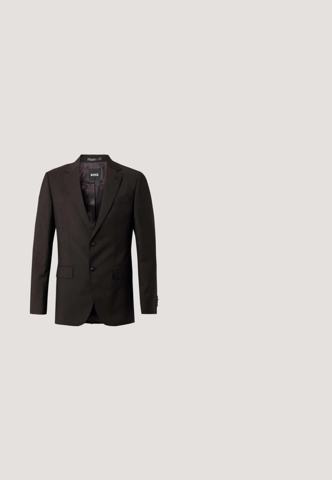 Sort skræddersyet herrejakke med notch revers, to forreste knapper, klaplommer og brandet inderfor med teksten BOSS.; Beige langærmet skjorte med knapper foran, hvidt bladformet vinmønster og spids krave.; Beige bomulds chinos med lige pasform, bæltestropper, en enkelt frontknap og en glat, utextureret overflade. Ingen lommer er synlige.; Mørkebrun læder oxfordsko med kapfod svæver over beige tæppe, med et ravfarvet ovalt sofabord i baggrunden.; Beige slips med diagonale grå striber lagt fladt på en hvid baggrund.; Beige ruskindbælte med en rektangulær mørk metalspænde, flere justeringshuller og en syet løkke på en hvid baggrund.