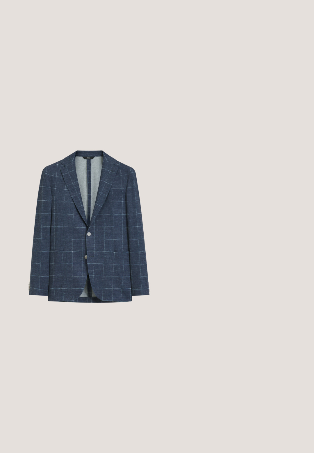Blazer azul marino para hombre con estampado de cuadros ventana en blanco, dos botones, solapas con muesca y dos bolsillos delanteros.; Camisa de vestir masculina de manga larga de color azul marino oscuro con botones en el frente y cuello puntiagudo, presentada extendida sobre fondo blanco.; Pantalones azul marino con un corte ajustado, que cuentan con dos bolsillos frontales, un diseño plano en la parte delantera y una textura suave. Sin patrones ni adornos visibles.; Zapato de vestir para hombre de ante azul oscuro con cordones, suela negra y tacón bajo, mostrado de perfil sobre fondo blanco.; Bolso bandolera compacto azul oscuro con correa ajustable, patrón sutil, bolsillo frontal con cremallera y parche con el logo de Calvin Klein.; Cinturón de ante azul oscuro con una hebilla plateada con un diseño superpuesto de doble B, mostrado enrollado sobre un fondo blanco.