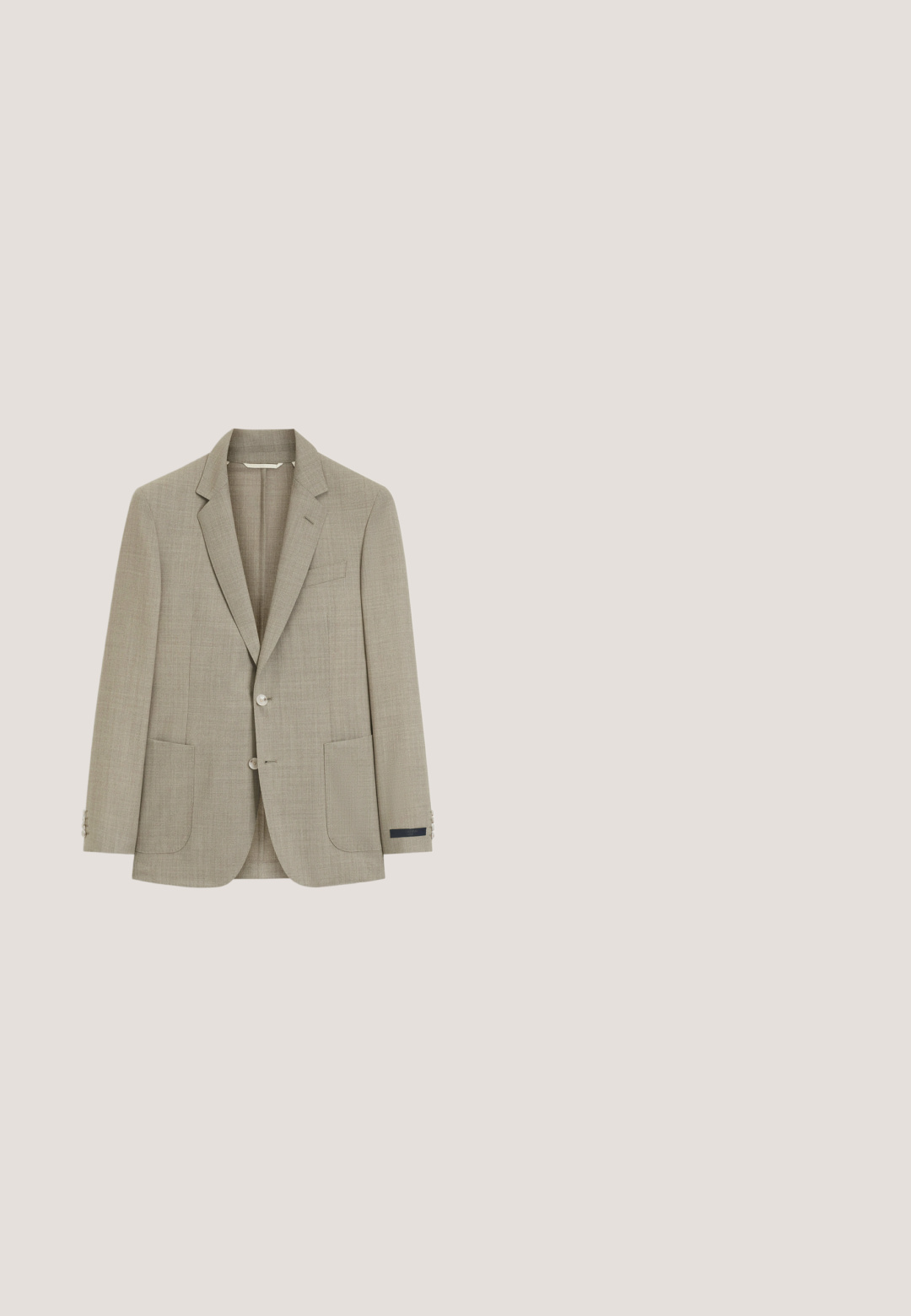 Hellbeiger Blazer mit zwei vorderen Knöpfen, fallendem Revers, zwei großen aufgesetzten Taschen und einer Brusttasche, auf weißem Hintergrund dargestellt.; Beige Hemd für Männer mit langen Ärmeln, Knopfleiste und klassischem Kragen, aus leichtem strukturiertem Stoff.; Beige maßgeschneiderte Hosen mit einem dezenten Karomuster, geradem Bein, Fronttaschen und einer glatten Stofftextur.; Dunkelbrauner Wildleder-Oxford-Herrenschuh mit Kappenspitze, geschlossener Schnürung und niedrigem gestapeltem Absatz, im Profil vor weißem Hintergrund dargestellt.; Hellgraue Krawatte mit kleinen, sich wiederholenden Blumenmustern in Schwarz, Weiß und Beige, gleichmäßig über den Stoff verteilt.; Hellbrauner Wildledergürtel mit glatter Oberfläche, ausgestattet mit einer silbernen Metallschnalle und zwei Zinken, gestaltet in einer einfachen, flachen Form.