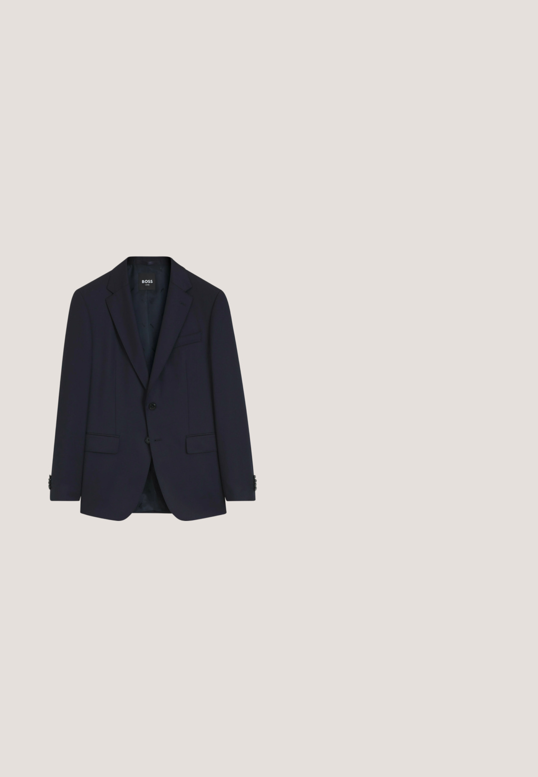 Blazer de hombre azul marino oscuro con solapas con muesca, dos bolsillos delanteros con solapa, dos botones y un bolsillo en el pecho, mostrado sobre un fondo blanco.; Camisa de vestir de hombre azul claro de manga larga con cierre de botones en la parte delantera y cuello puntiagudo, mostrada sobre un fondo blanco.; Pantalones azul marino plisados con diseño de frente plano, que cuentan con una pretina y bolsillos. Fabricados con un tejido suave y un ajuste entallado.; Mocasín slip-on para hombre de ante negro con detalle de correa de cuero liso y tacón bajo, mostrado de perfil sobre fondo blanco.; Corbata azul con un patrón de cuadrícula en azul claro, colocada plana sobre un fondo claro y liso.; Cinturón de ante azul oscuro con una hebilla plateada con un diseño superpuesto de doble B, mostrado enrollado sobre un fondo blanco.