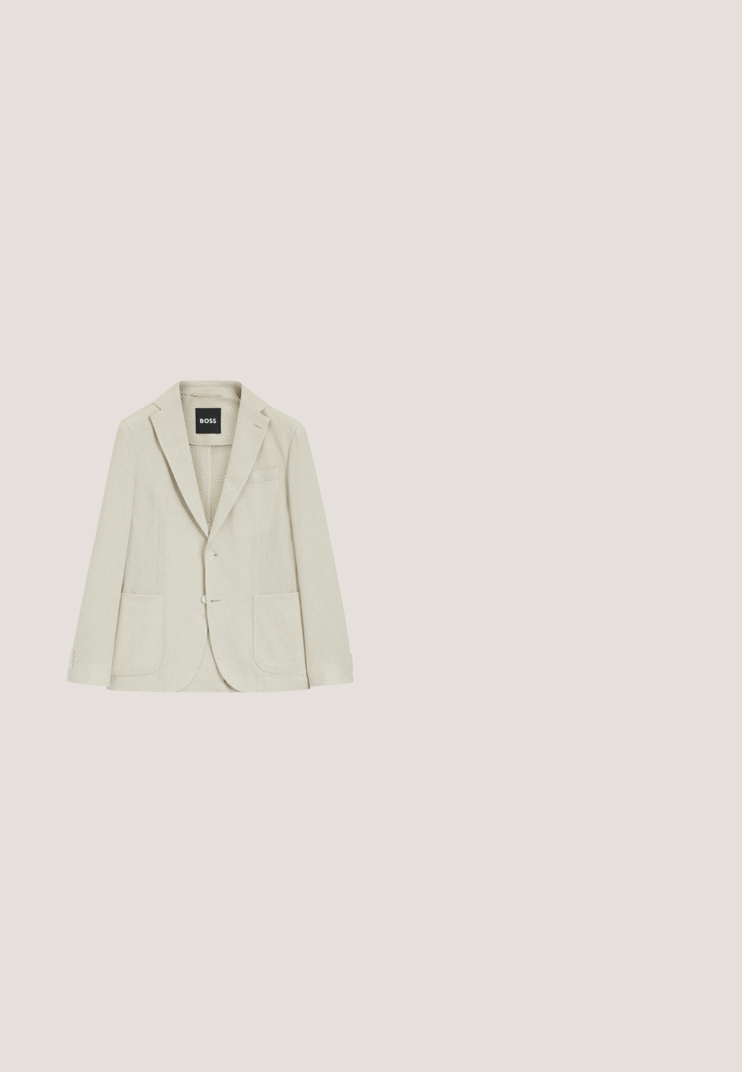 Lichtbeige getextureerd mannenblazer met een inkeping revers, twee voorzakken met klep, twee knopen en een zwart BOSS-label aan de binnenkant van de kraag.; Lichtblauwe gebreide trui met een ronde hals, lange mouwen en een klein ton-sur-ton logo-opnieuw op de borst. Gladde textuur en aansluitende boorden.; Wit T-shirt van katoen met korte mouwen, kleine grijze "Calvin Klein"-logo op de linkerborst, ronde hals en regular fit.; Marineblauwe op maat gemaakte broek met een gladde textuur, voorzien van een rechte voorkant, plooi lijnen en een slanke pasvorm, geschikt voor formele gelegenheden.; Bruine leren Chelsea-laars met elastische zijpanelen, afgeronde neus en rubberen zool. Voorzien van gestikte accenten en een klein logodetail.; Zwarte rechthoekige leren toilettas met zijhandvat en rits, klein gouden Calvin Klein-logo middenvoor.