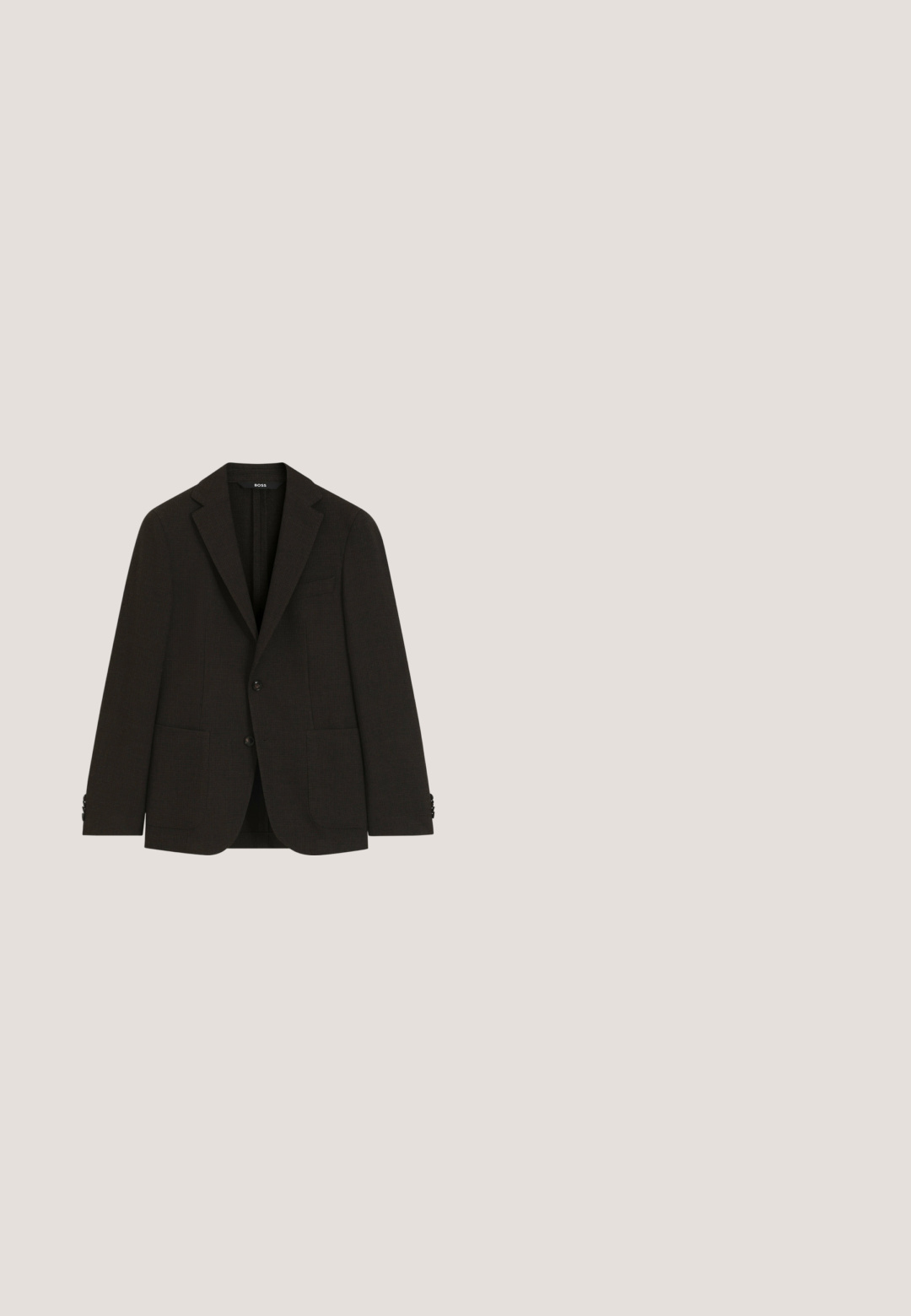Sort enkeltknappet herreblazer med notch revers, to forlommer med lapper, knapmanchetter og to knapper foran.; Mørkebrun skjorte med lange ærmer, knappelukning og lysebrunt geometrisk mønster samt klassisk krave, vist på en hvid baggrund.; Mørkebrune skræddersyede herrebukser med bæltestropper, foran knap og lynlåslukning, vist på en hvid baggrund.; Brune lædersko til mænd med en glat finish, rund tå og snørebånd. Har en robust sort gummisål med godt greb.; Brun mønstret butterfly med subtilt gentagende geometrisk design på en ensfarvet lys baggrund.; Mørkebrunt tekstureret læderbælte med sølvfarvet rektangulært spænde og sort indvendig foring.