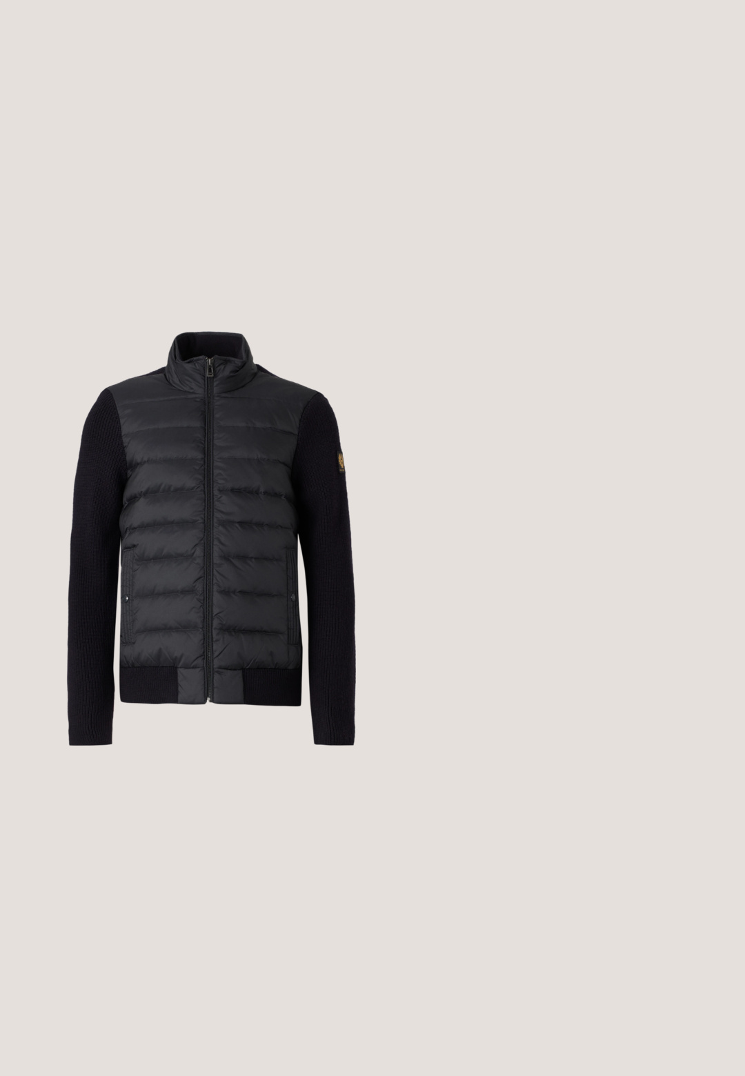 Sort lynlåsjakke med quiltet frontpanel og strikkede ærmer, udstyret med sidelommer og et lille logo-patch på venstre arm.; Sort sweater med et struktureret mønster i mørkegrøn. Har en rund halsudskæring, lange ærmer og ribbede manchetter og kant.; Hvid T-shirt med korte ærmer og rund hals i en let tekstureret stof på en neutral lysegrå baggrund.; Sorte jeans med lige ben, fem lommer, bæltestropper samt lukning med knap og lynlås foran, vist mod en ensfarvet baggrund.; Lysebeige sneakers med en glat tekstur, snørelukning og farverig stribet detalje på siden. Hvid gummisål. Ensfarvet bagtil.; Sort nylon clutch taske med et tekstureret logo-patch, en lynlås lukning og en justerbar rem. Kompakt rektangulær form.