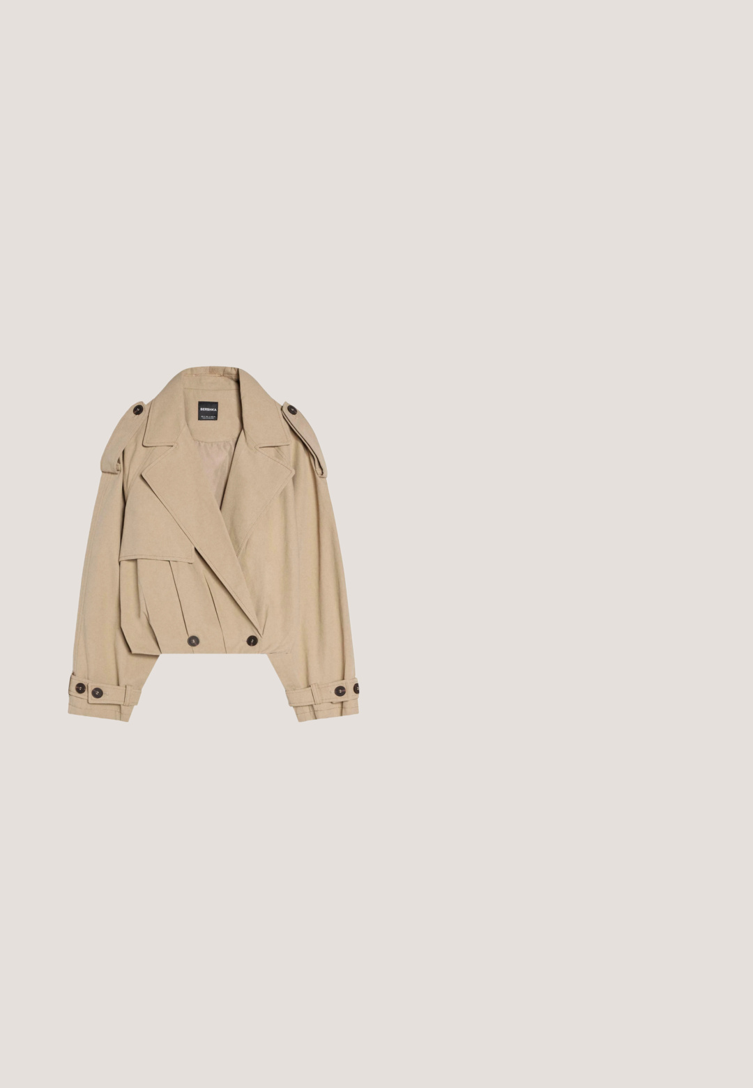 Beige cropped trenchcoat med dobbeltradet design, brede revers, skulderstropper og knapmanchetter. Glat stoftekstur.; Grå ribbet tanktop med rund halsudskæring og ærmeløs design. Fremstillet af blødt stof, har en tætsiddende silhuet og minimale syninger.; Lyseblå jeans med vidde ben og høj talje, lukning med knap og lynlås, forlommer og synlige sømdetaljer langs benene.; Lyserøde ruskinds sneakers med hvide striber og snørebånd, udstyret med en struktureret tunge og en gummisål, placeret på et blåt tæppe.; Rektangulære solbriller med ramme i skildpaddemønster af plast, mørke linser og sølvdetaljer på siderne. Fremstillet i Italien.; Mørkebrun læder crossbody taske med justerbar bred rem og front lynlås lomme, vist hængende mod hvid baggrund.