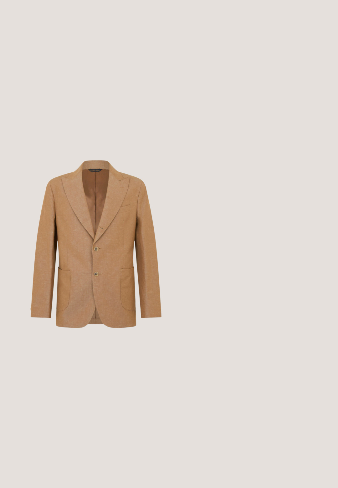 Heren blazer in lichtbruin met twee knopen, inkeping revers, twee voorste opgestikte zakken en een borstzak, afgebeeld tegen een witte achtergrond.; Wit T-shirt met korte mouwen met een collage van tropische landschapfoto's in verschillende kleuren. Lichtgewicht stof, knoopsluiting aan de voorkant en een ontspannen pasvorm.; Witte linnen broeken met een koordsluiting in de taille, recht gesneden ontwerp en subtiele textuur. Geen zichtbare zakken of patronen.; Beige suède instap-espadrille met een zool omwikkeld met jute en een lage hak, zijaanzicht op een witte achtergrond.; Schildpaddesign zonnebril met ronde groene lenzen, rustend op een witte ondergrond.; Marc O'Polo Gevlochten riem - classic cognac