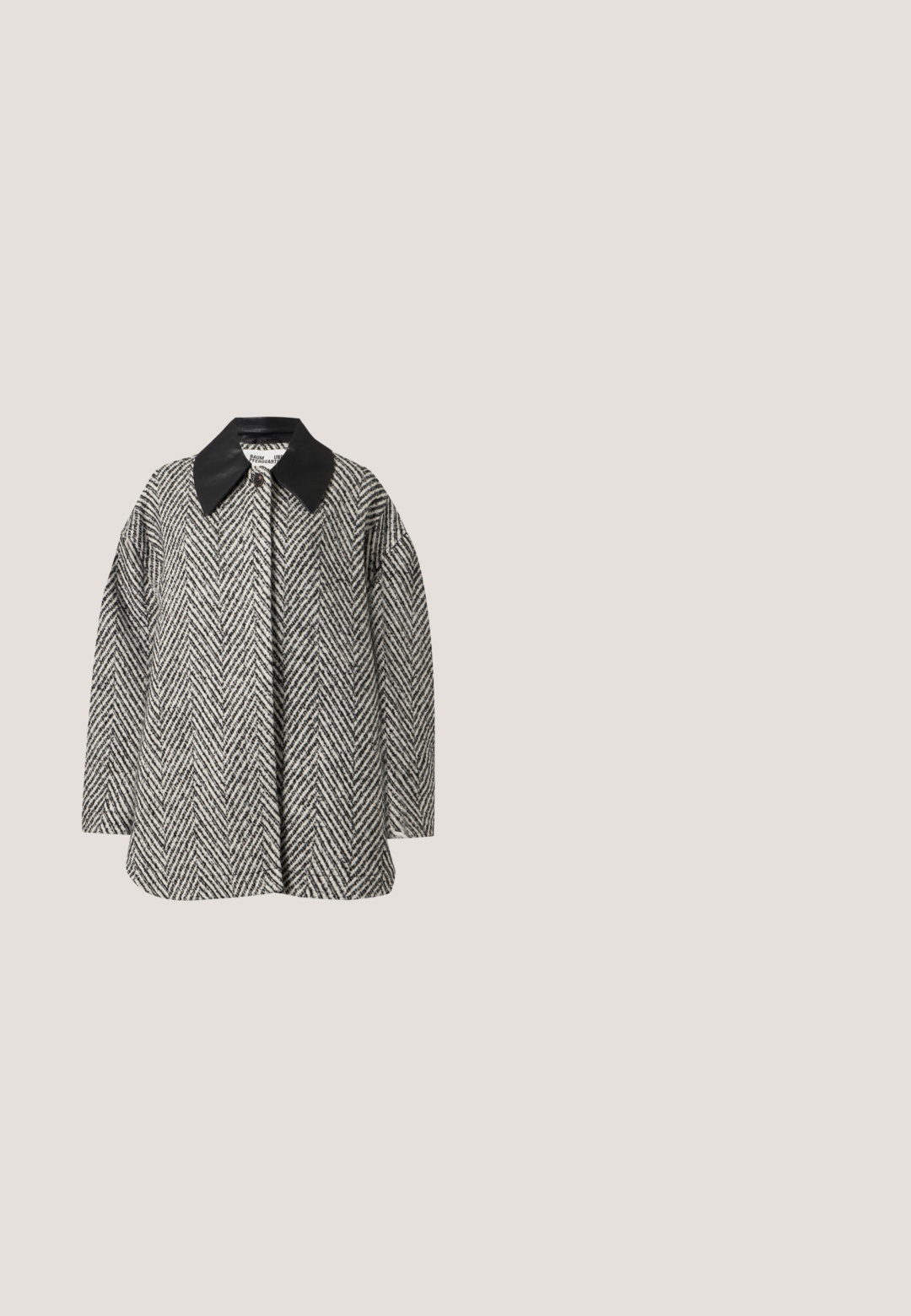 Manteau à motif chevrons noir et blanc avec manches longues et col pointu en cuir noir contrastant.; Haut sans manches asymétrique bleu clair avec une bretelle large d'un côté et une fine bretelle spaghetti de l'autre, détail de tissu plissé sur la bretelle large.; Jupe en denim bleu clair avec un design enveloppant, présentant des coutures visibles, une fente avant et une taille ajustée.; Chaussure à talon haut en cuir noir à bout pointu avec talon aiguille de hauteur moyenne et détail de boucle argentée à l’avant, présentée sur fond clair uni.; Sac seau en cuir noir avec large bandoulière réglable et sangle de poignet amovible sur fond gris clair.; Boucles d'oreilles en argent en forme de créoles, ornées d'un cœur et d'un pendentif en forme de diamant. Texture lisse avec une finition polie.